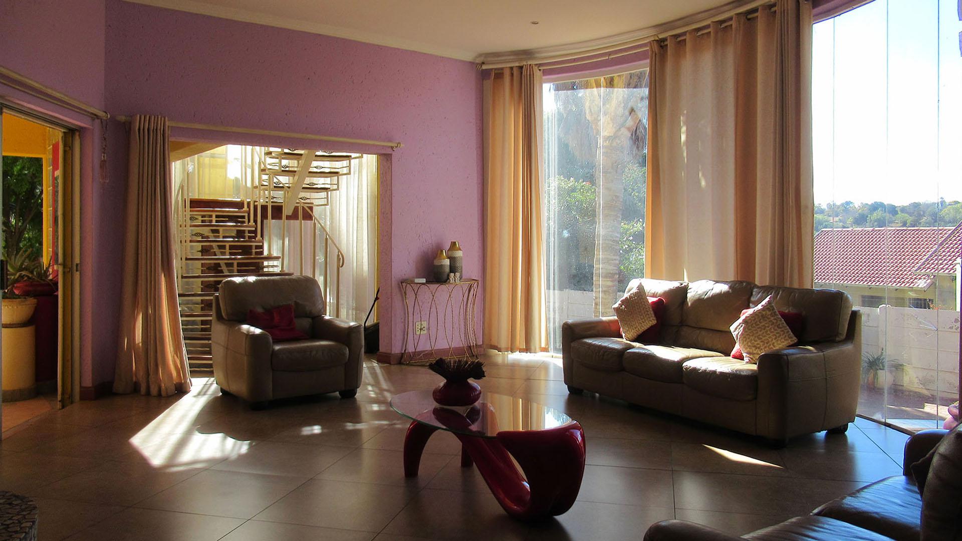 Lounges - 51 square meters of property in Glenvista