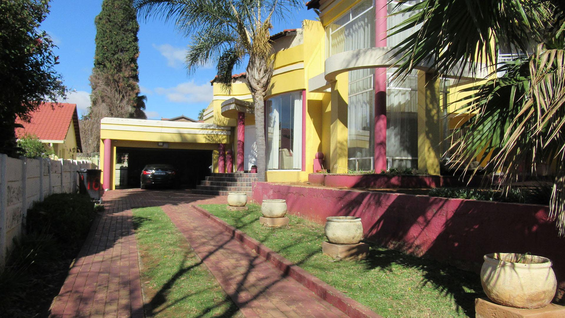 Front View of property in Glenvista