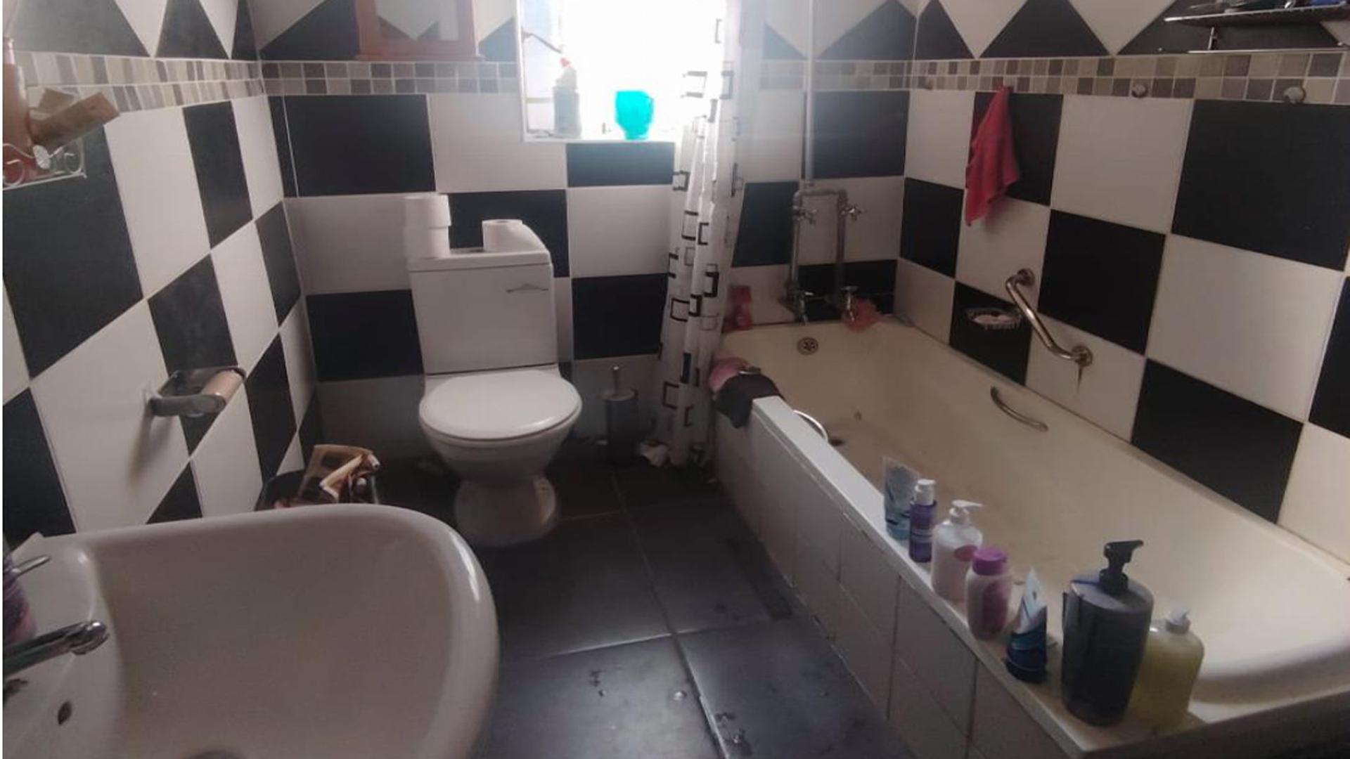 Bathroom 1 of property in Boksburg South