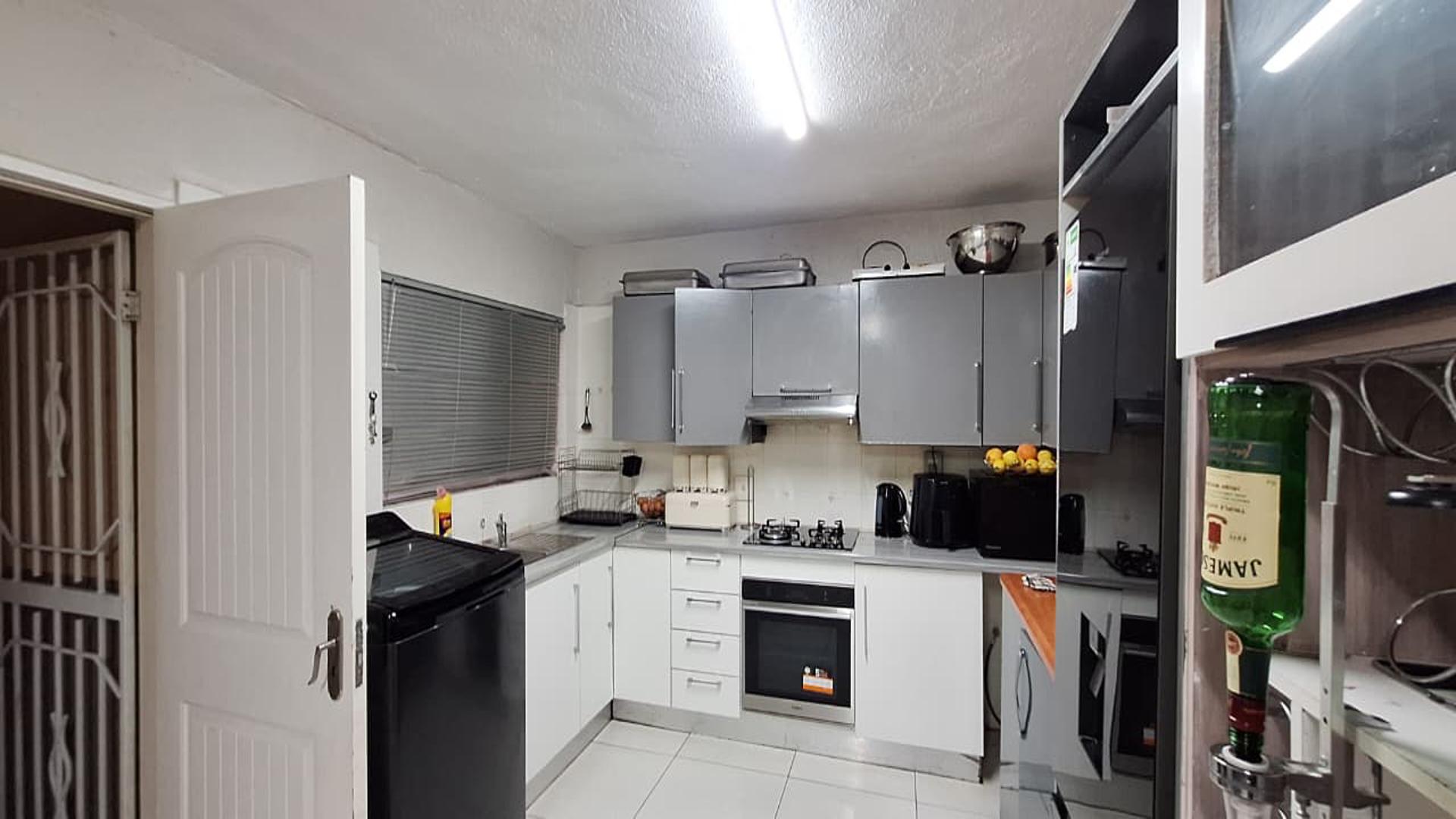Kitchen - 13 square meters of property in Edenvale