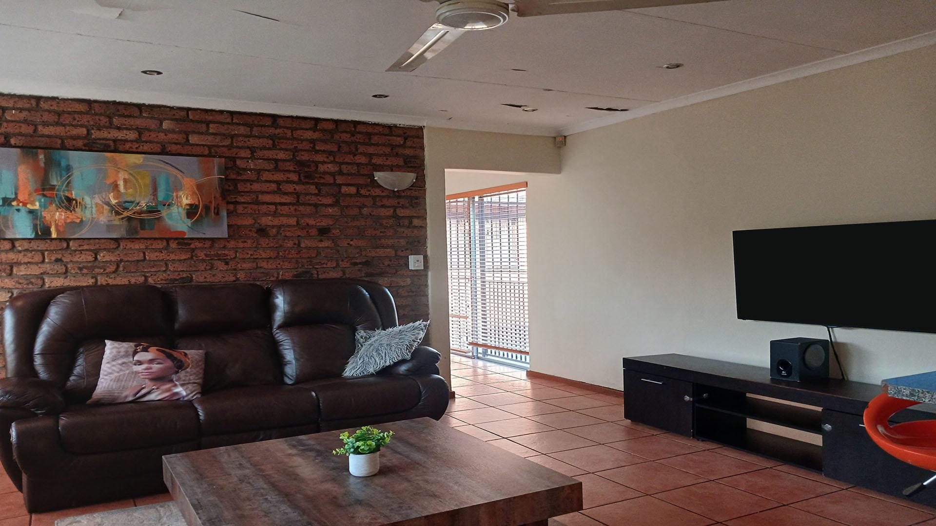 Lounges - 42 square meters of property in Norkem park
