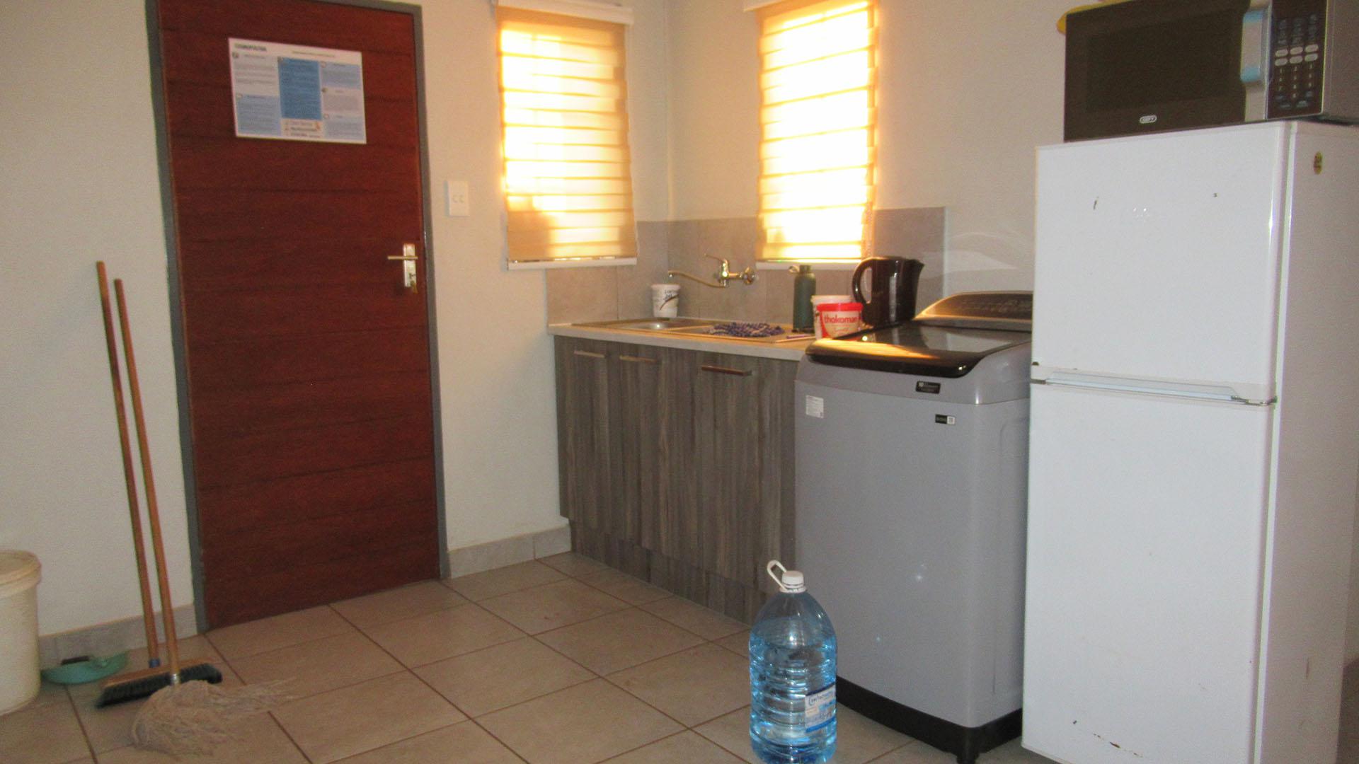 Kitchen - 11 square meters of property in Sky City