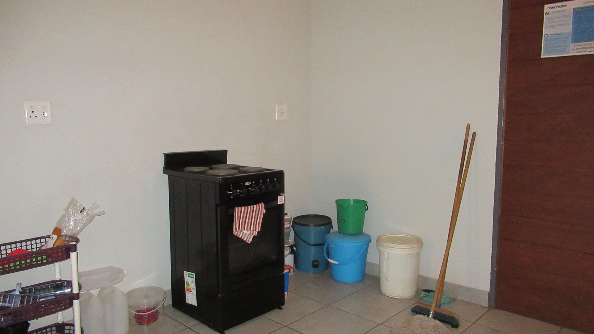 Kitchen - 11 square meters of property in Sky City