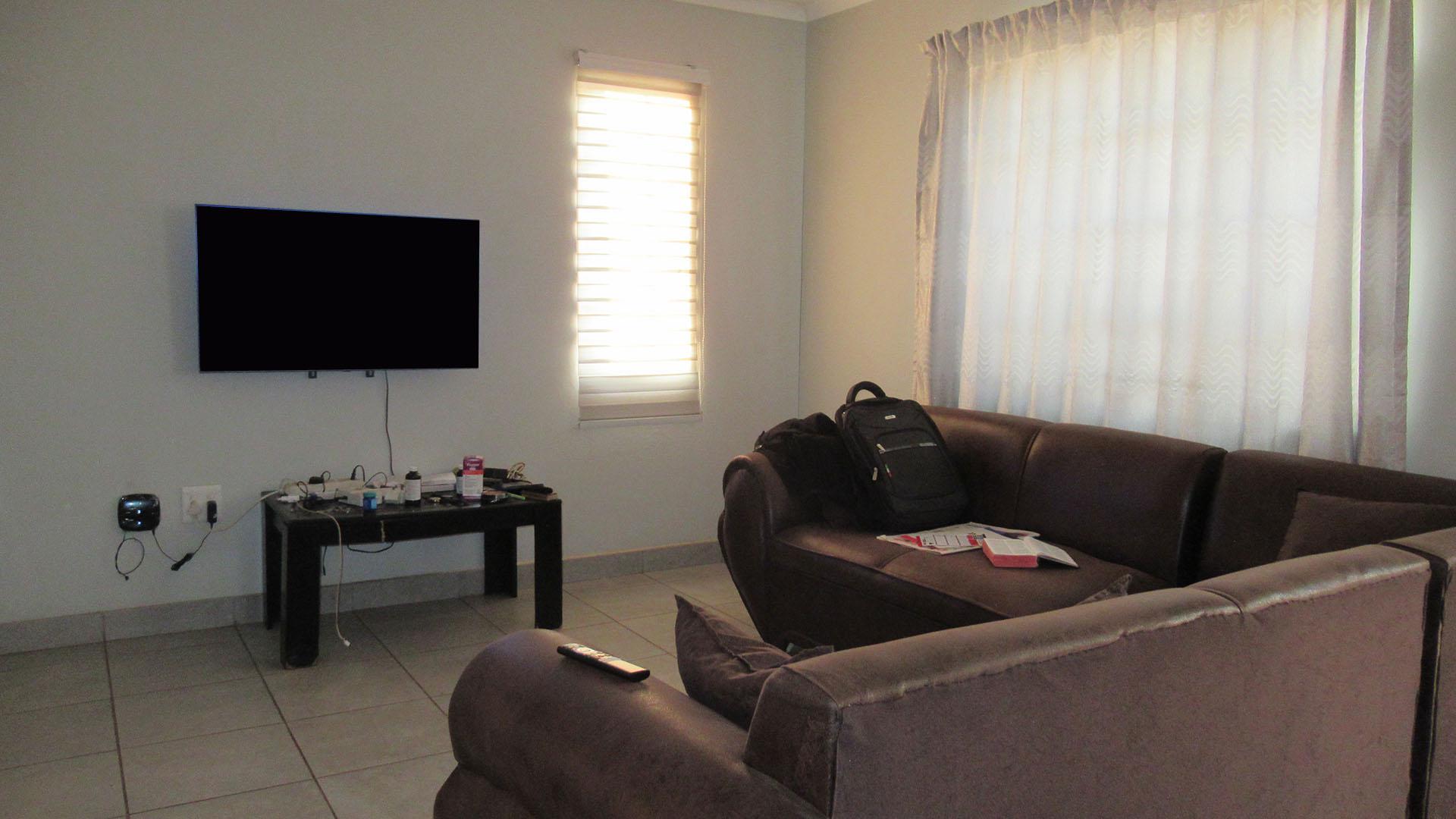 Lounges - 19 square meters of property in Sky City