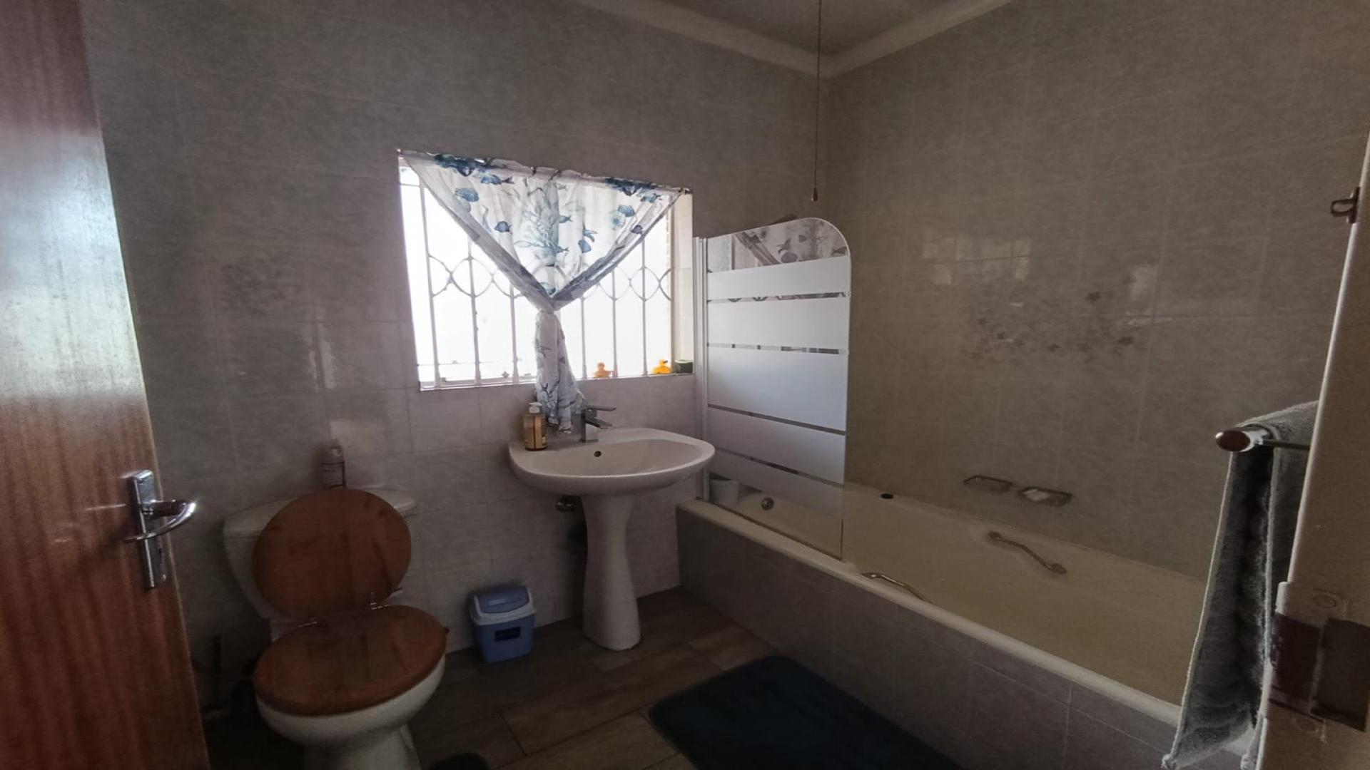 Bathroom 2 of property in Witfield
