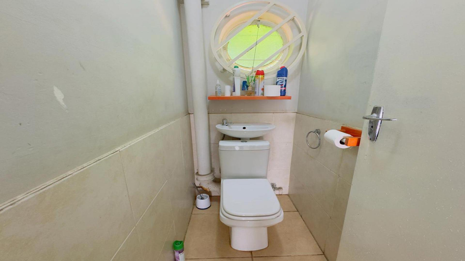 Bathroom 1 of property in Silverton