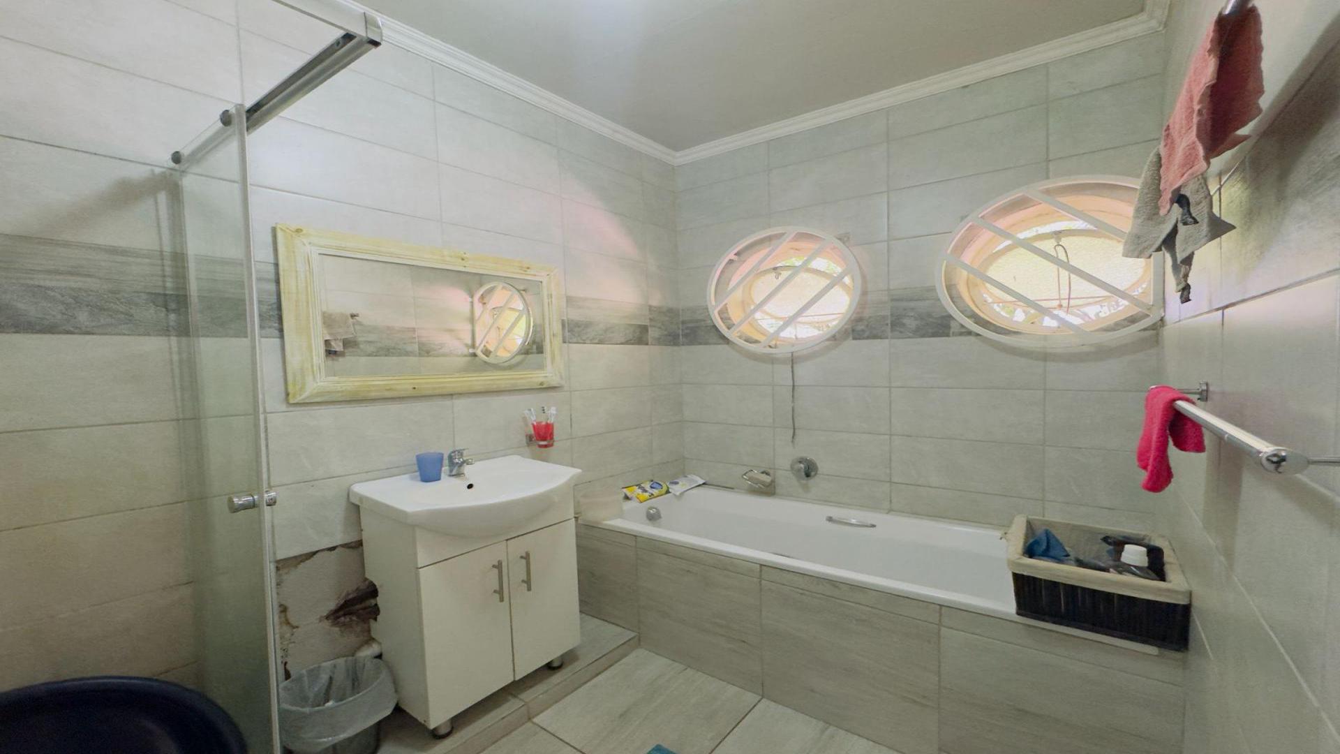 Bathroom 1 of property in Silverton