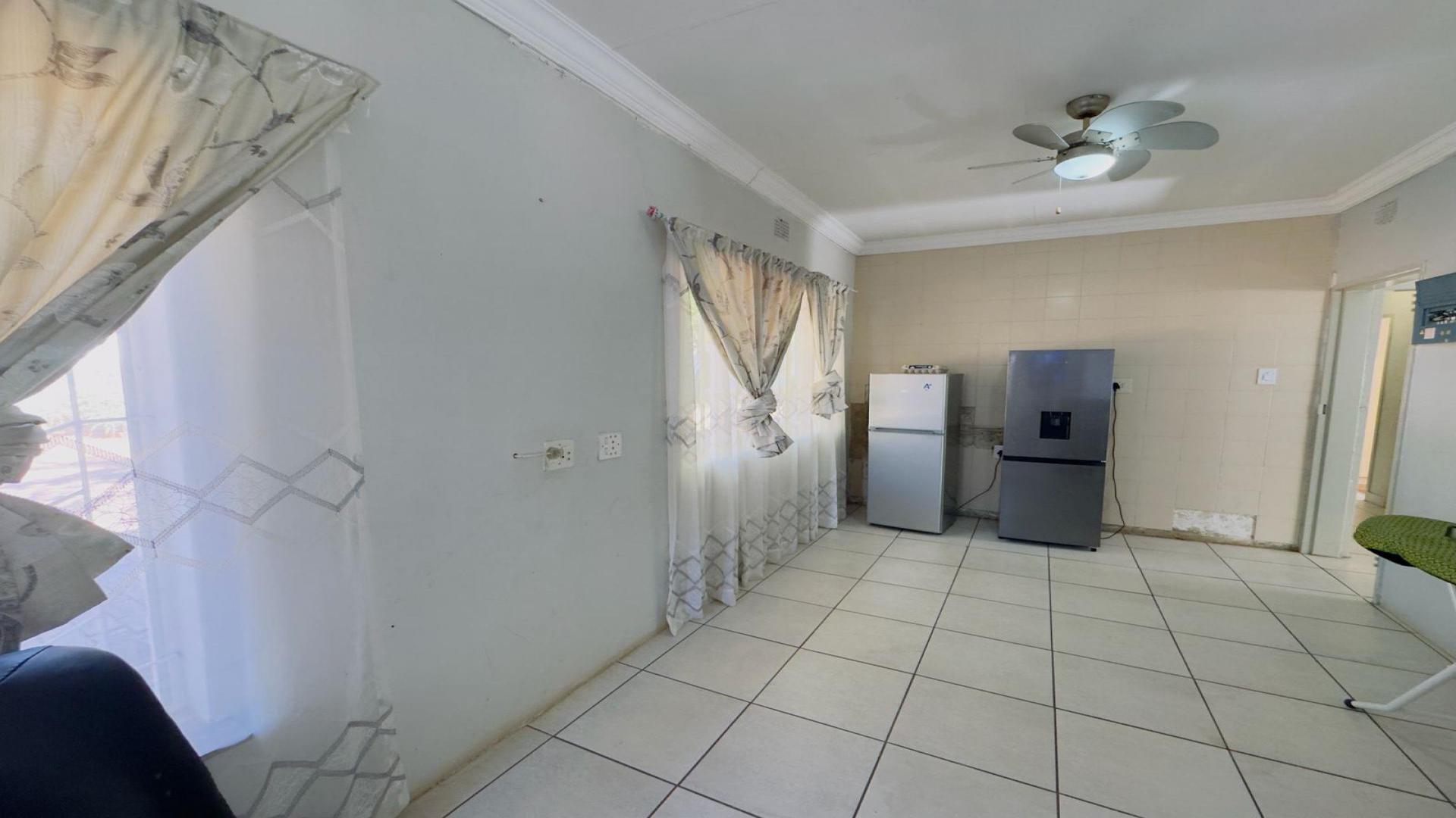 Dining Room of property in Silverton