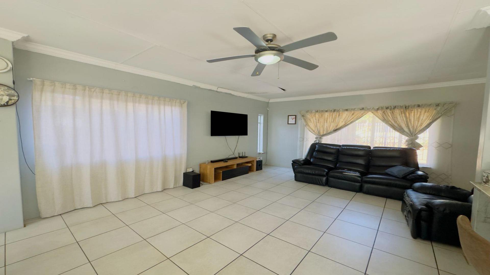 Lounges of property in Silverton