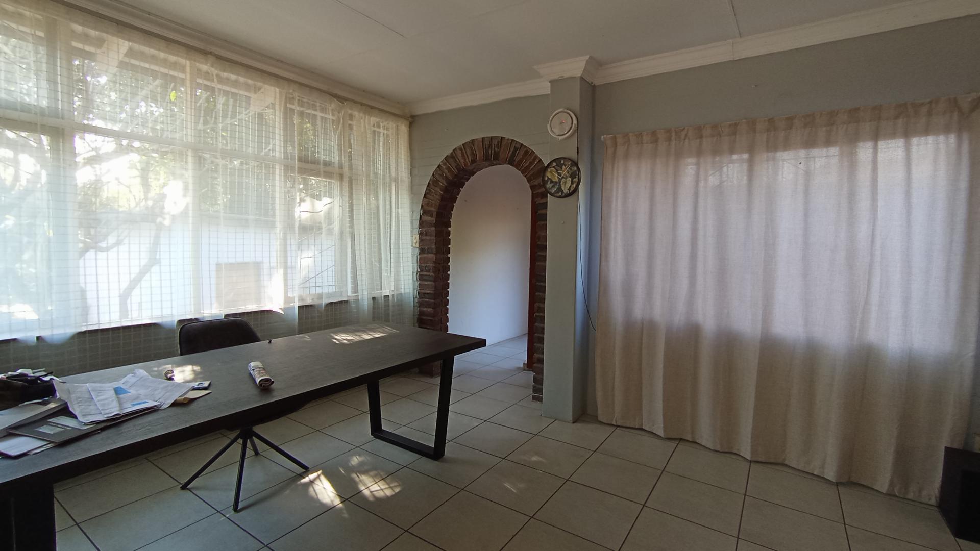 Lounges - 40 square meters of property in Silverton