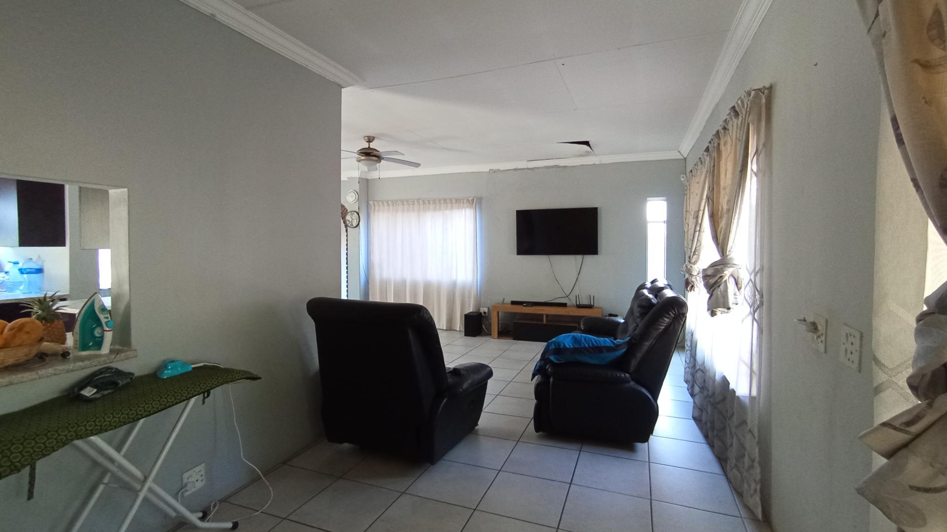 Lounges - 40 square meters of property in Silverton