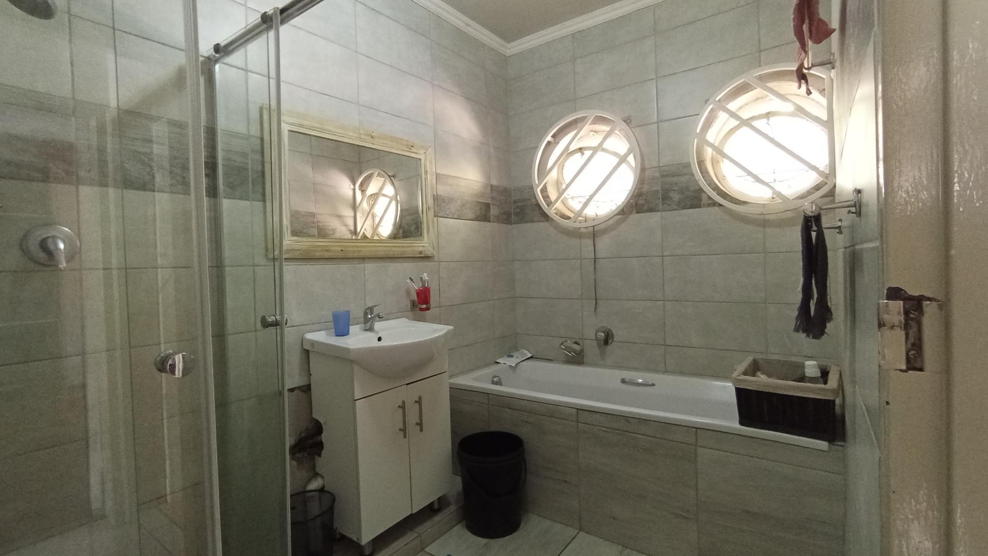 Bathroom 1 - 6 square meters of property in Silverton