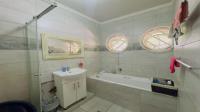 Bathroom 1 of property in Silverton