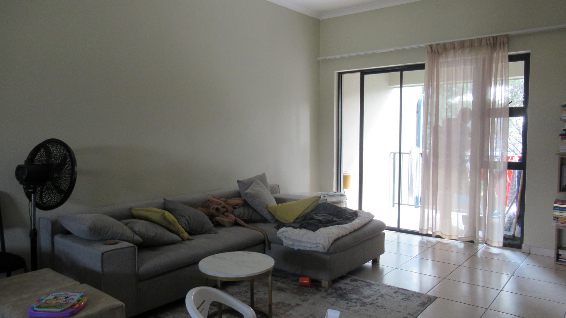 Lounges - 23 square meters of property in Brentwood