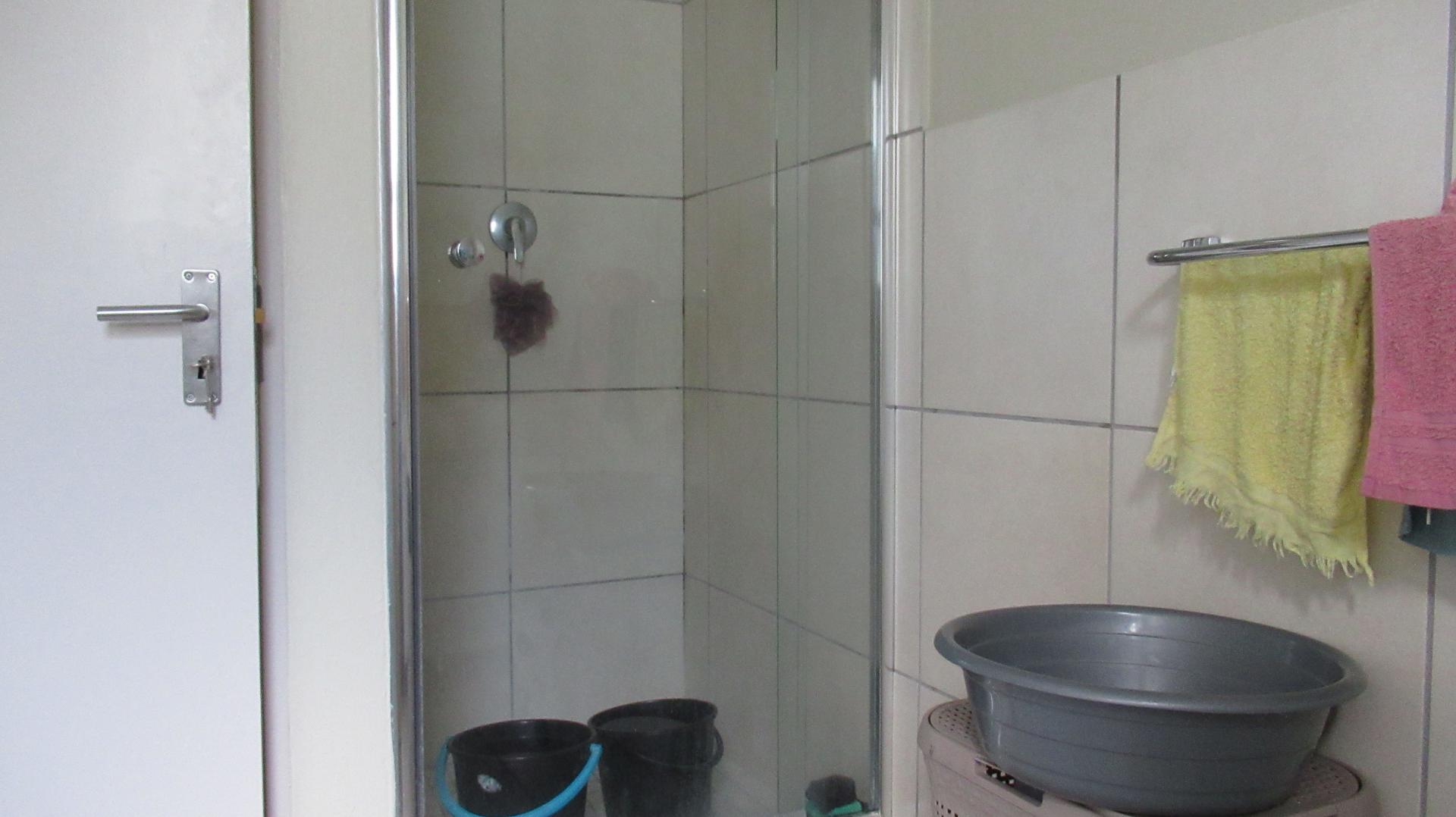 Bathroom 1 - 6 square meters of property in Brentwood