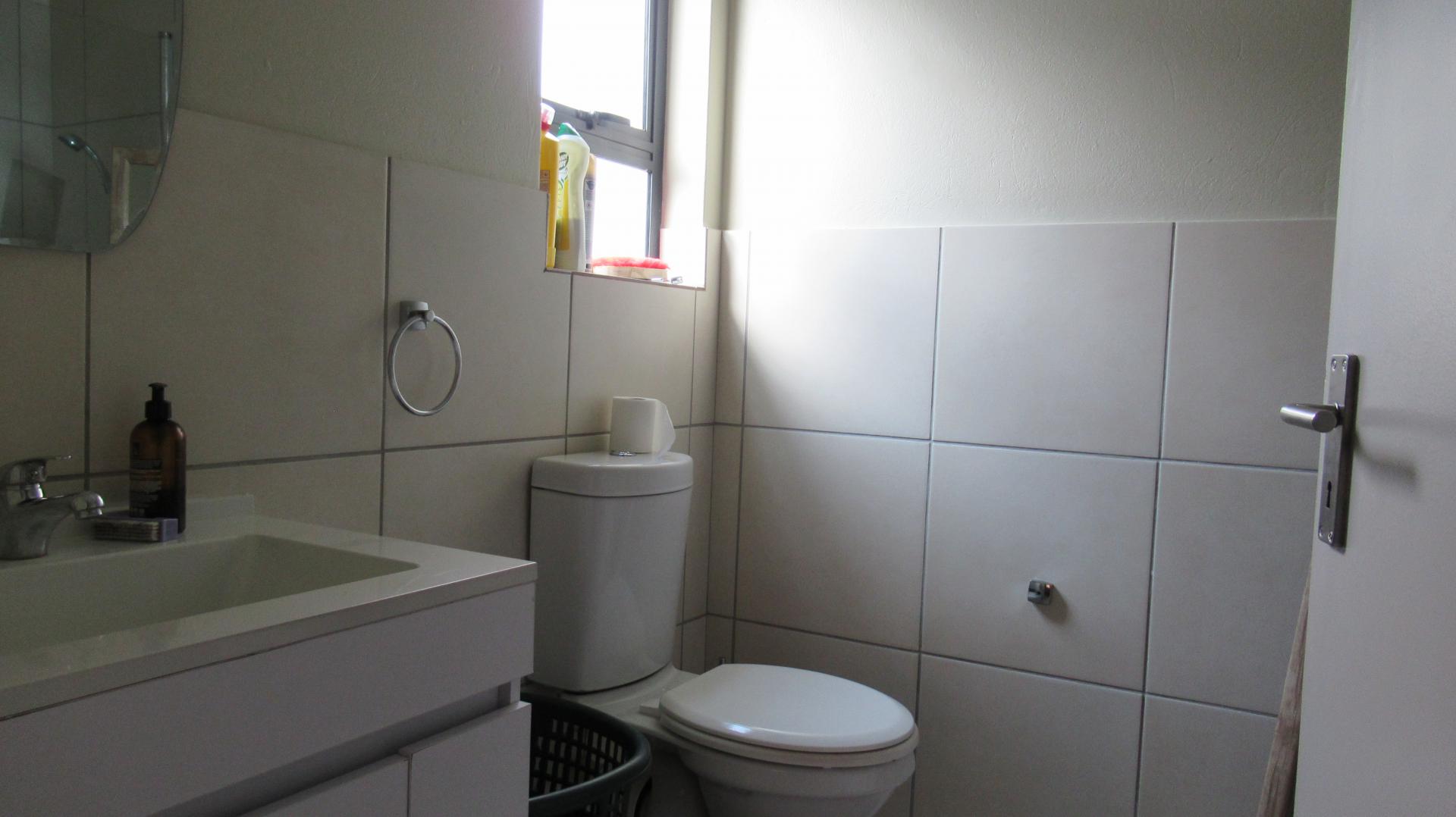 Main Bathroom - 5 square meters of property in Brentwood