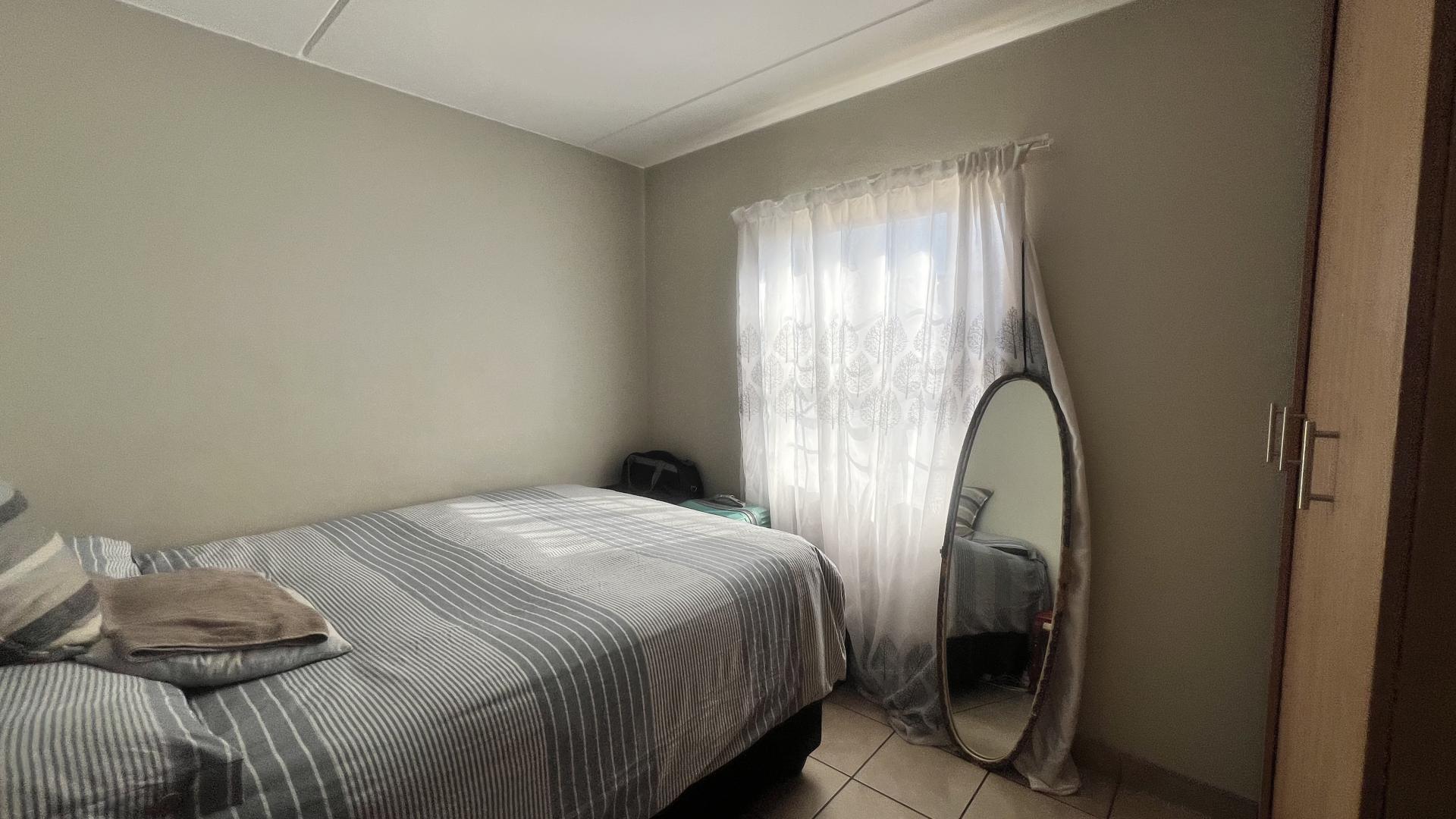 Bed Room 1 of property in Alveda