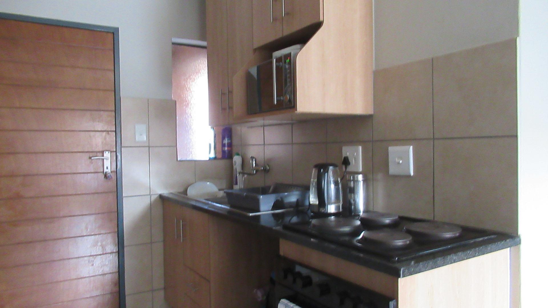 Kitchen - 20 square meters of property in Alveda