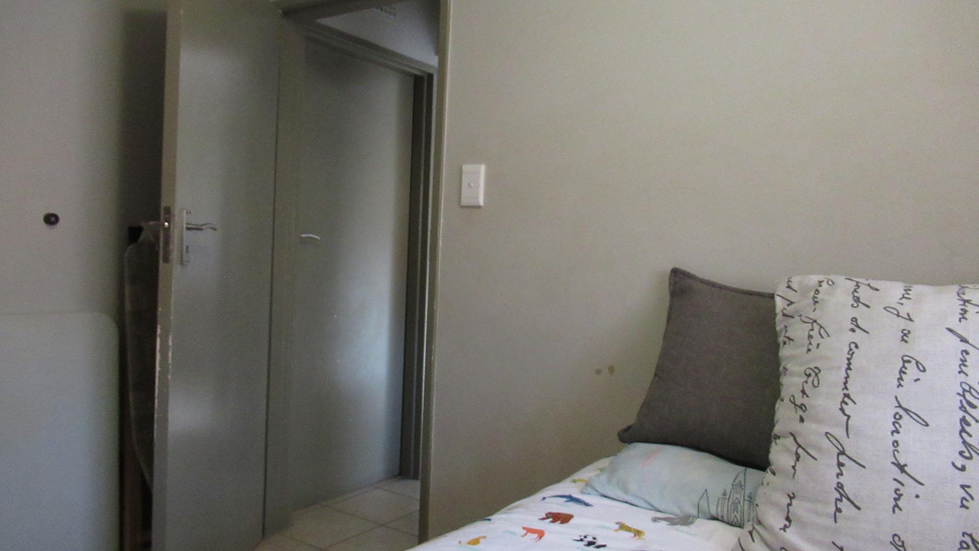 Bed Room 1 - 8 square meters of property in Alveda