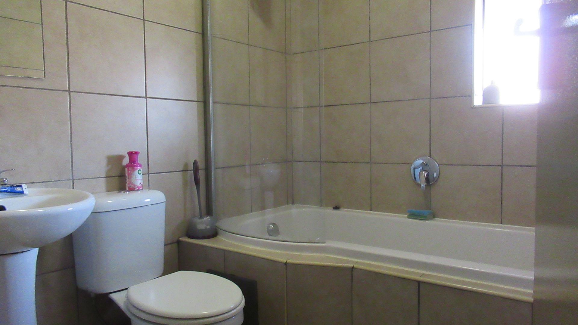 Bathroom 1 - 4 square meters of property in Alveda