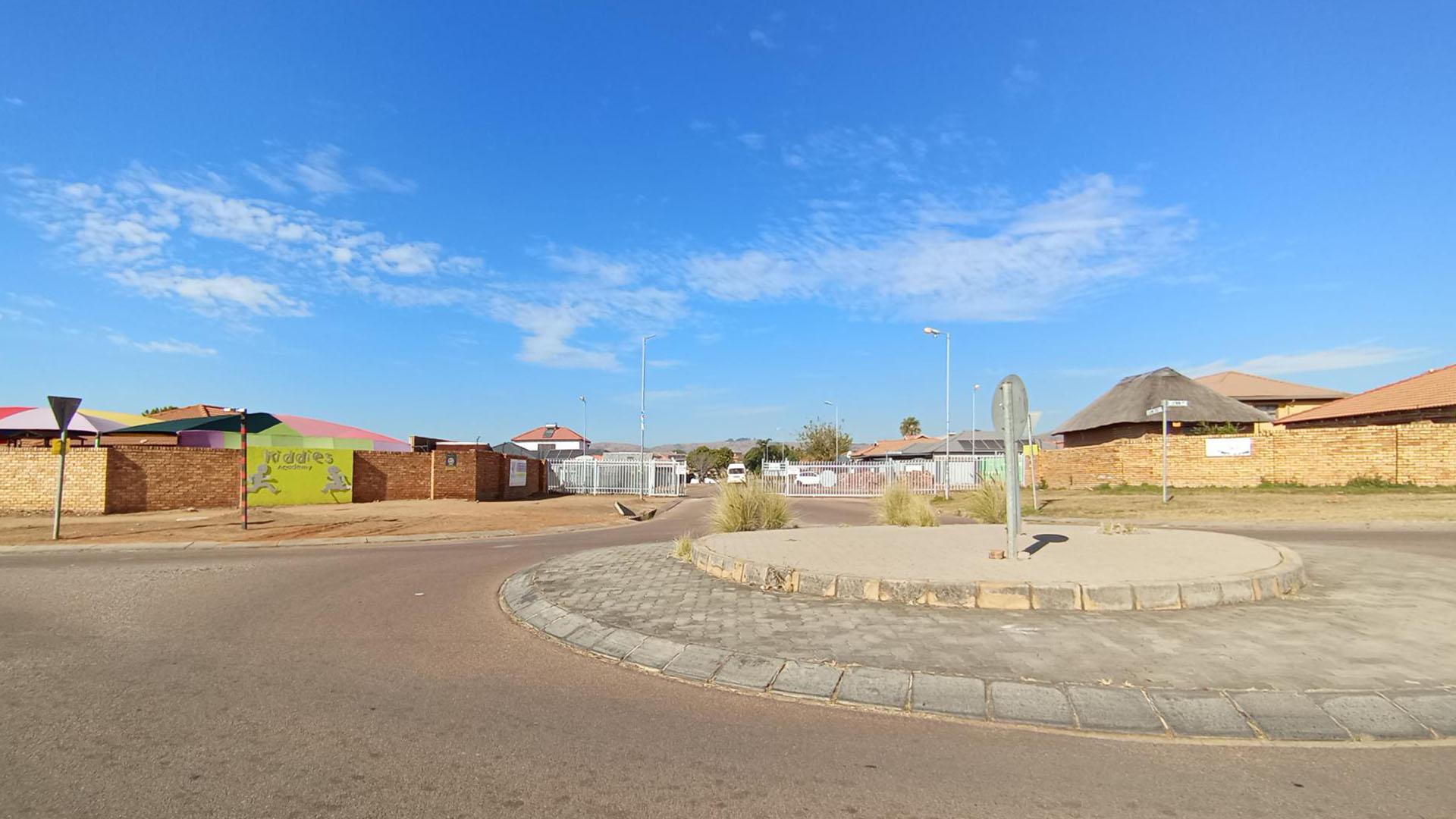 Front View of property in Karenpark
