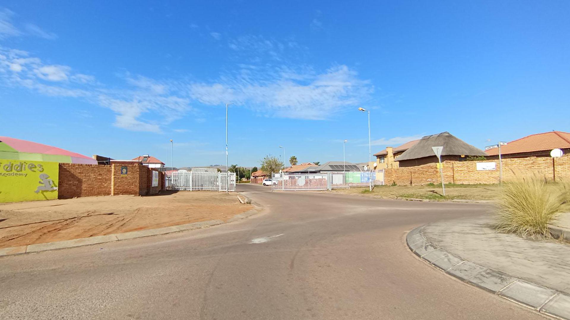 Front View of property in Karenpark