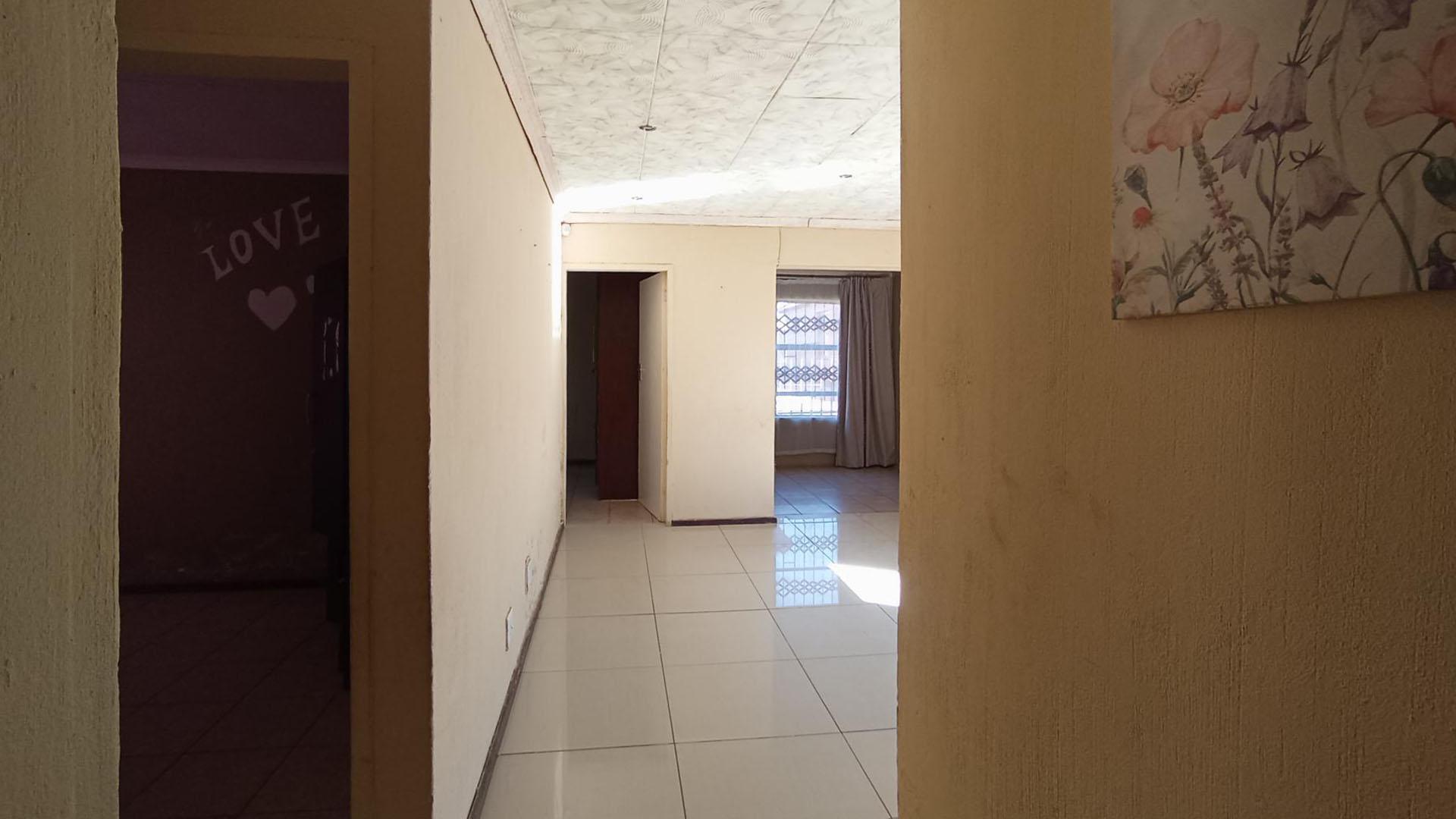 Spaces - 6 square meters of property in Karenpark