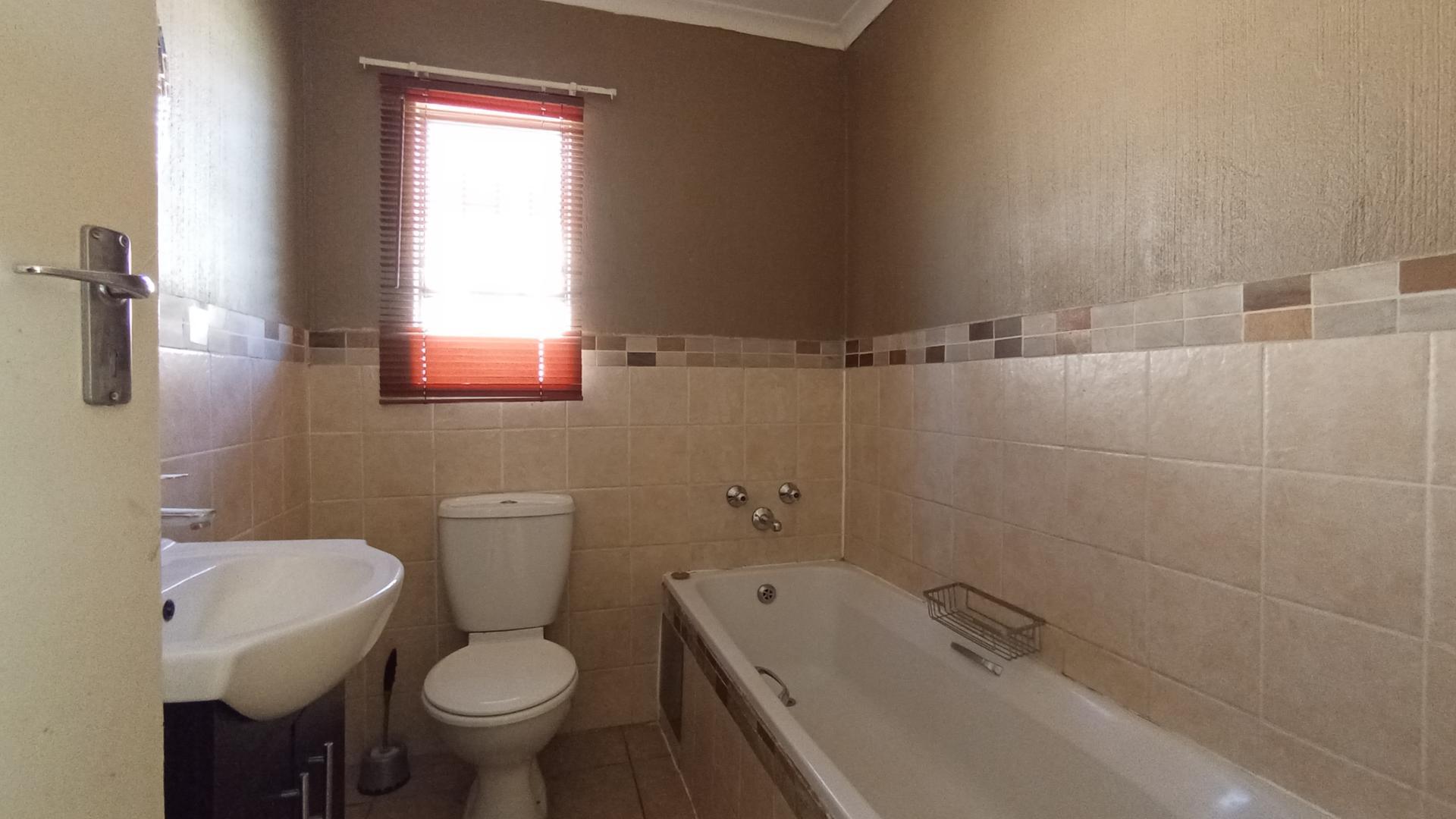 Bathroom 1 - 5 square meters of property in Karenpark