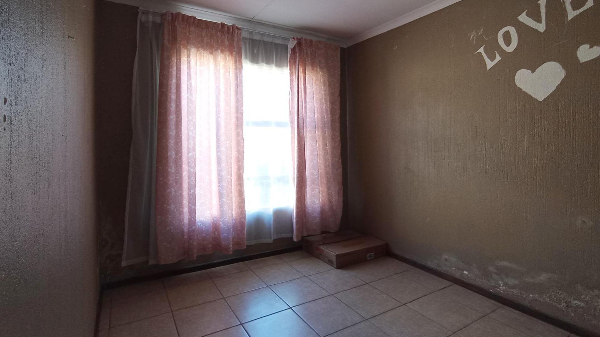 Bed Room 2 - 9 square meters of property in Karenpark