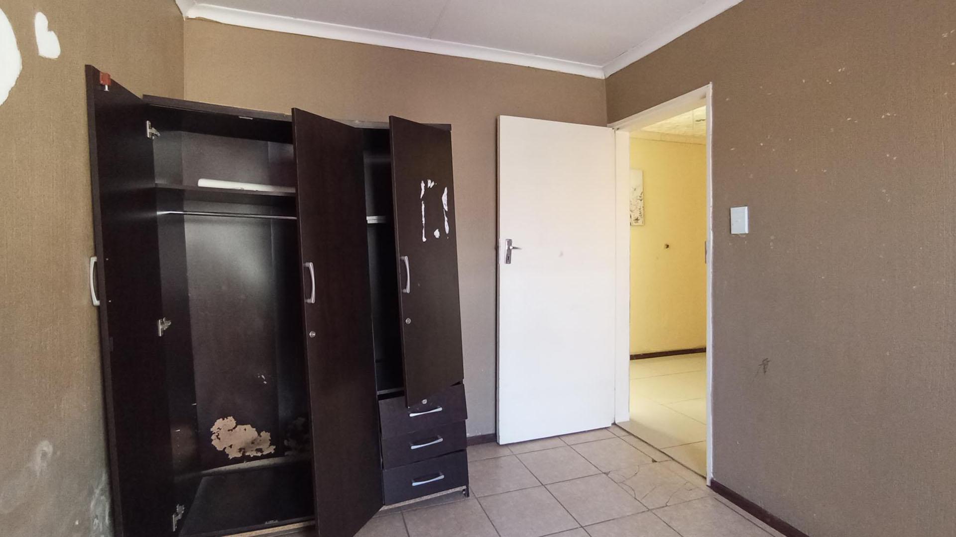 Bed Room 2 - 9 square meters of property in Karenpark