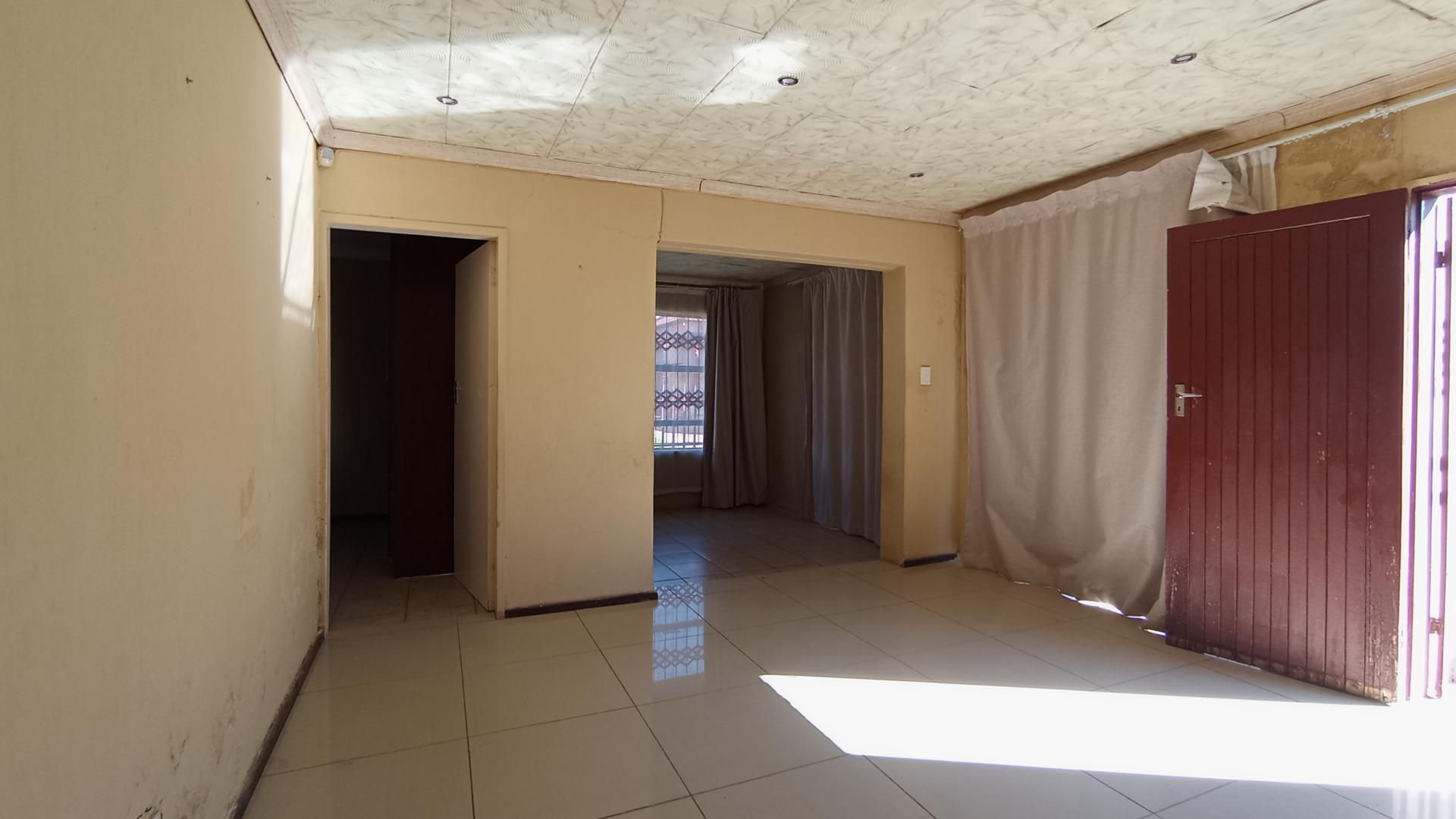 Dining Room - 15 square meters of property in Karenpark