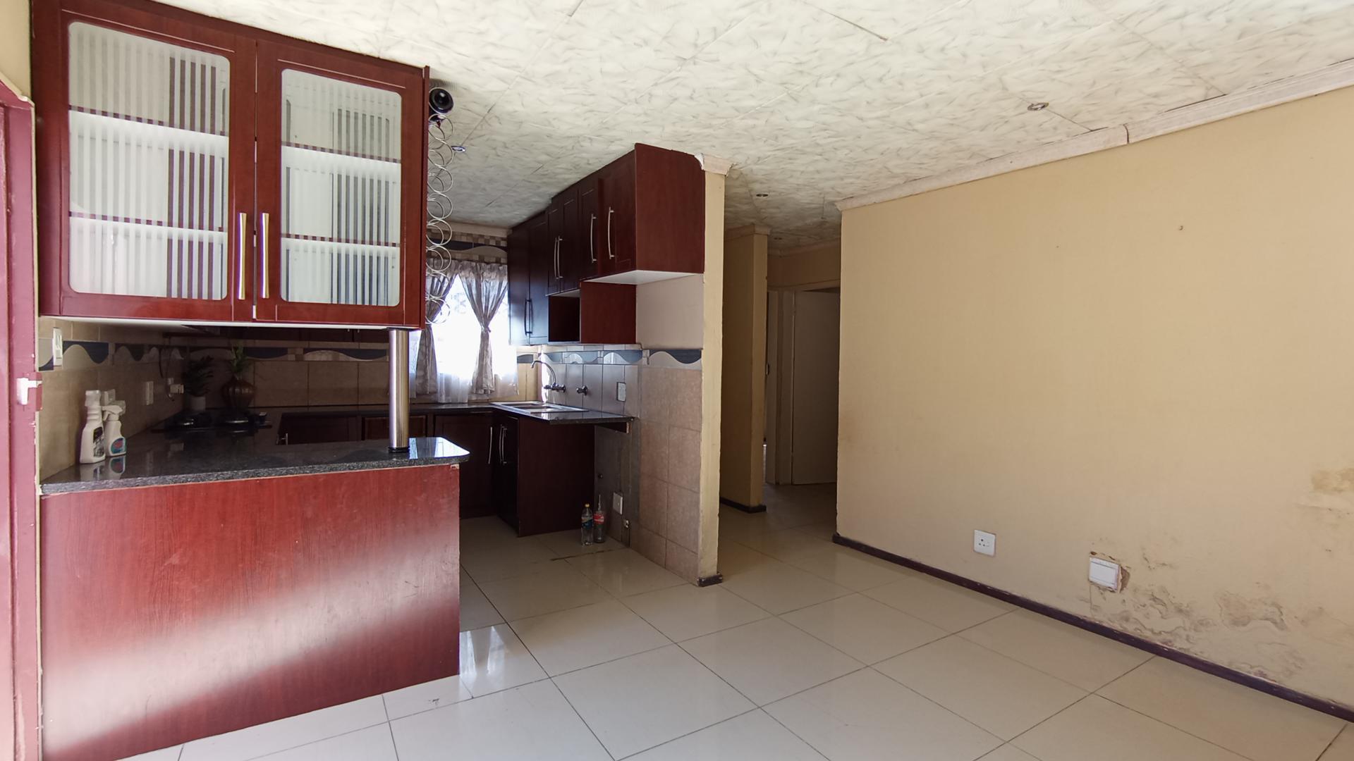 Dining Room - 15 square meters of property in Karenpark