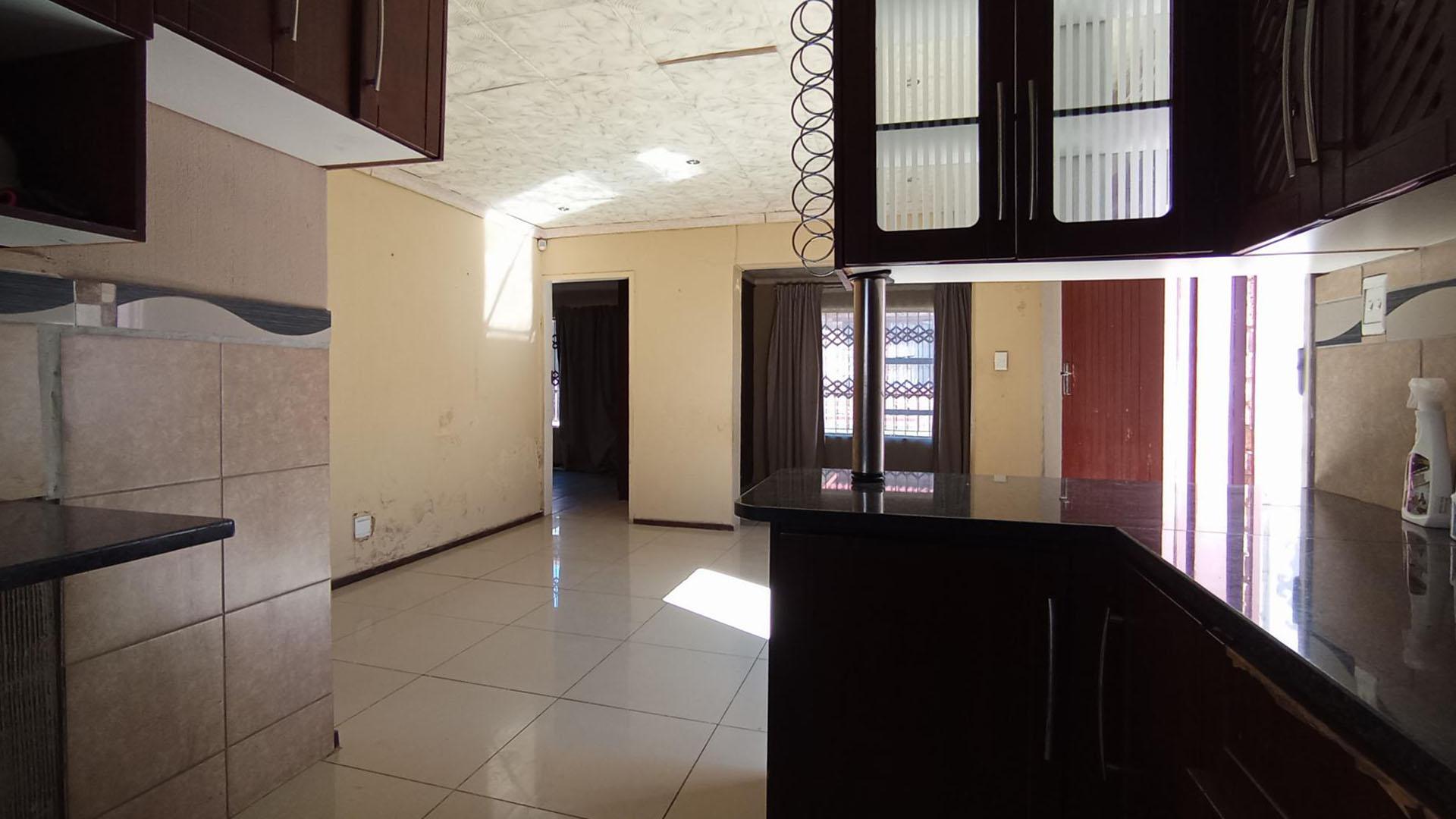 Kitchen - 9 square meters of property in Karenpark