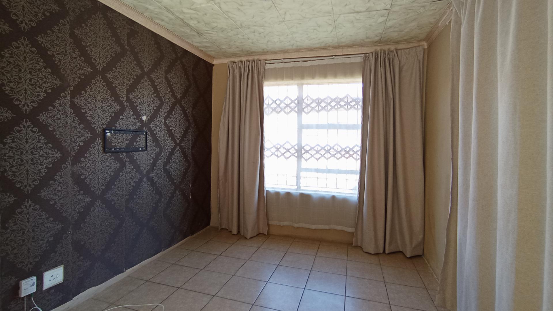 Lounges - 11 square meters of property in Karenpark
