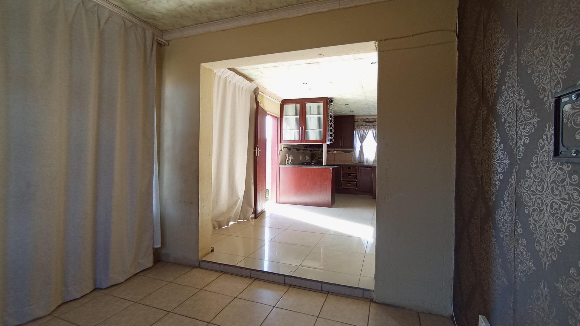 Lounges - 11 square meters of property in Karenpark
