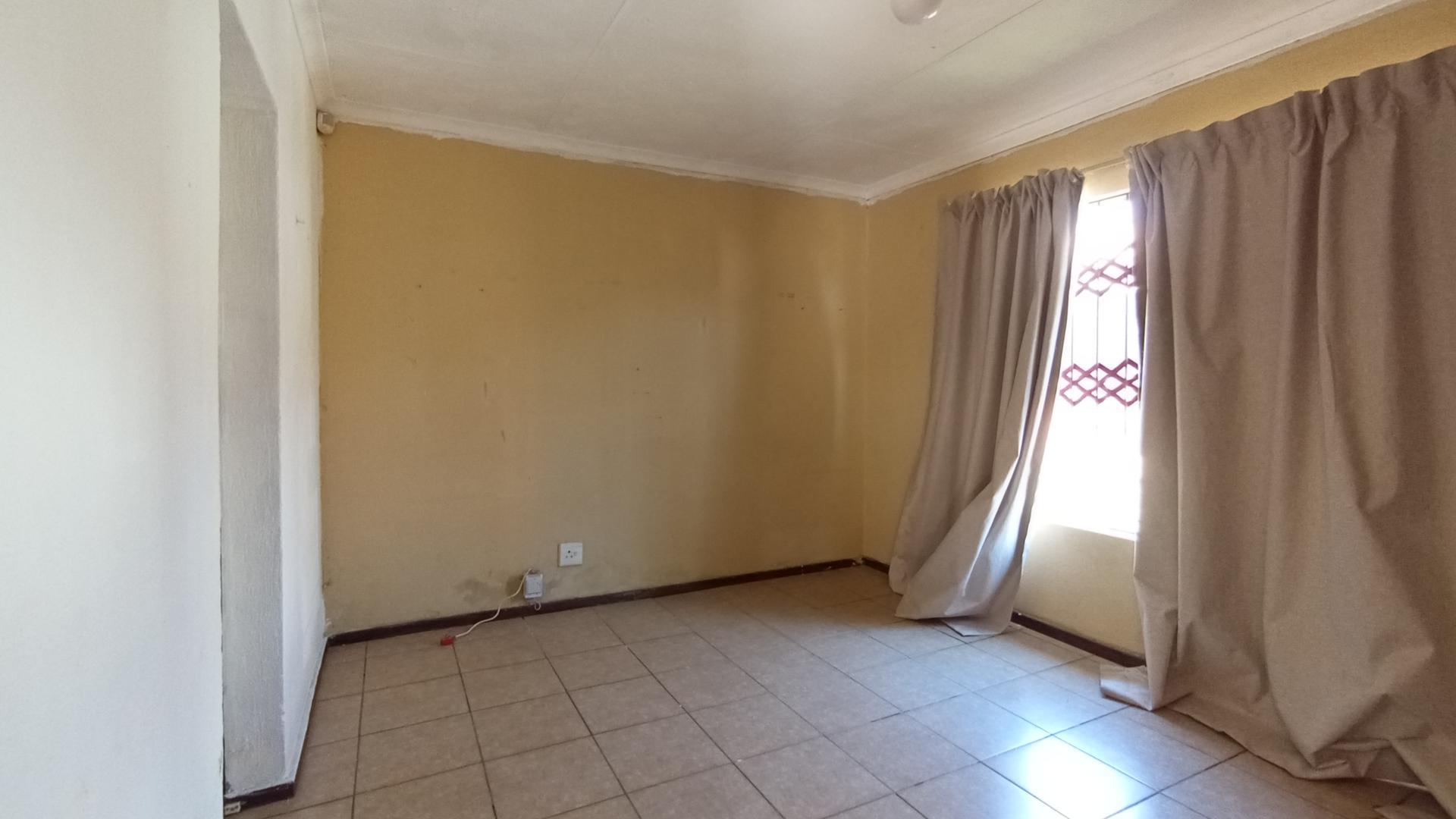 Main Bedroom - 16 square meters of property in Karenpark
