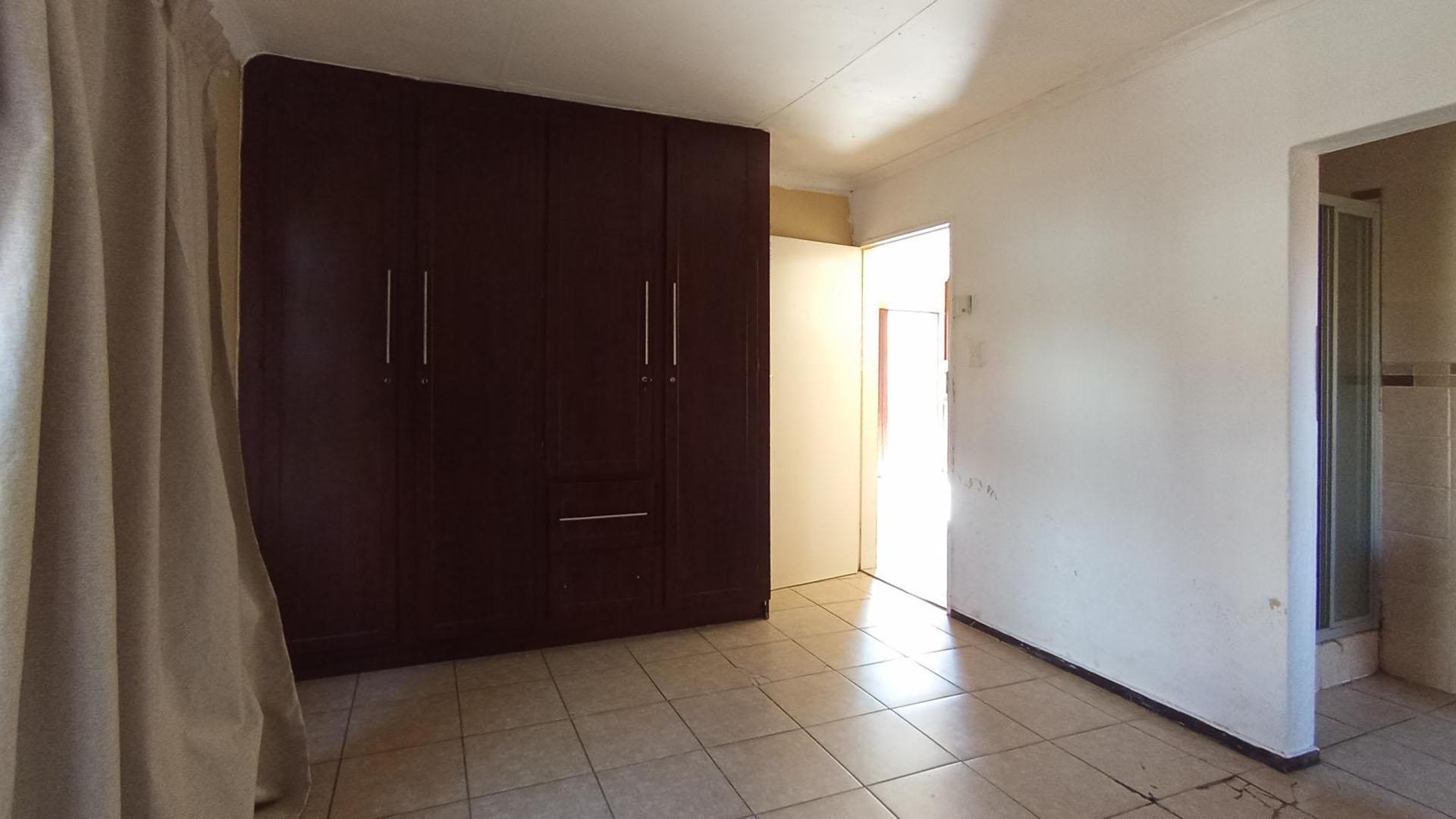 Main Bedroom - 16 square meters of property in Karenpark