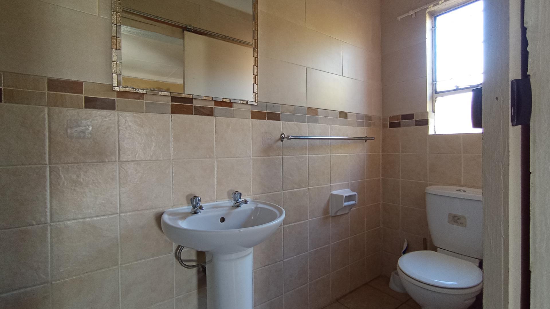 Main Bathroom - 5 square meters of property in Karenpark