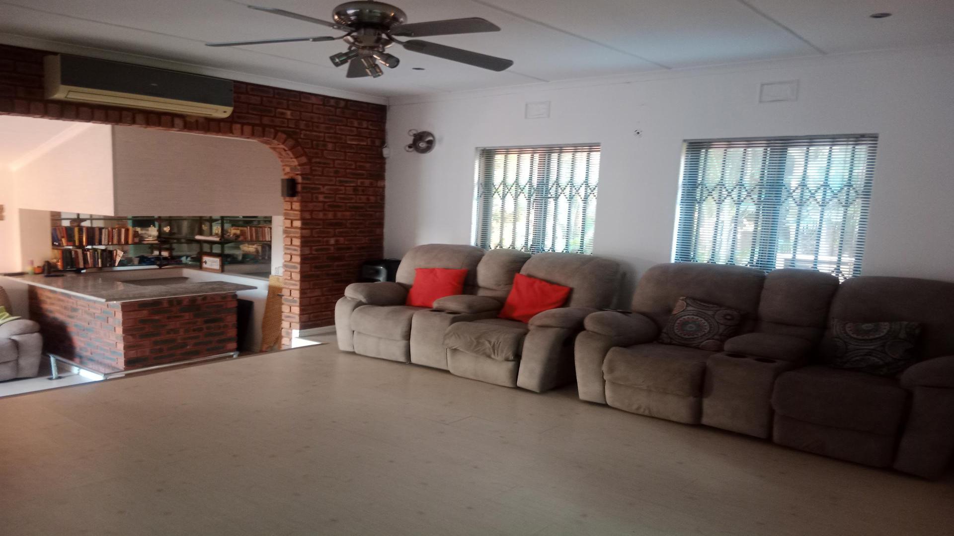 Lounges of property in Bluff