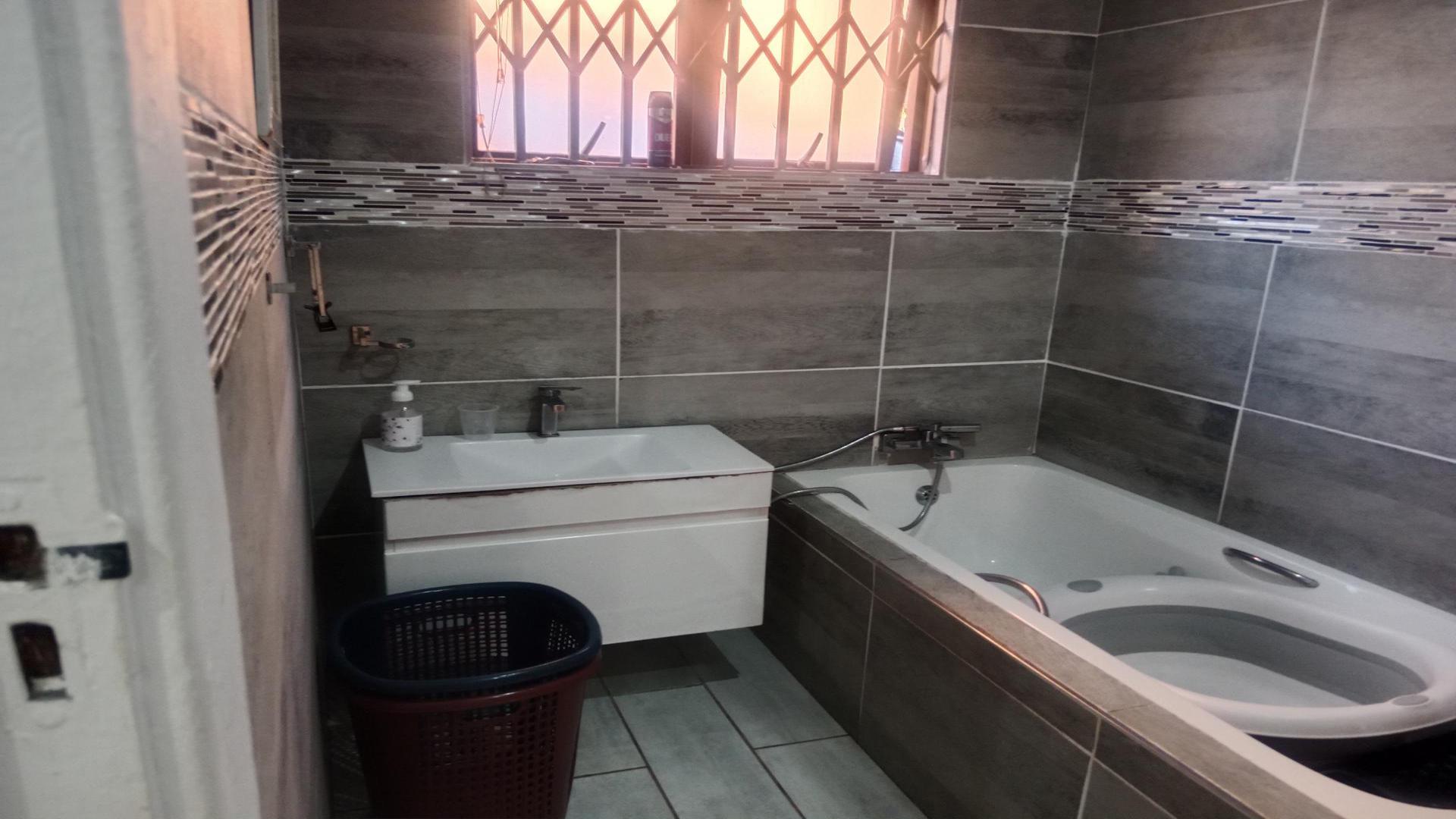 Bathroom 1 of property in Bluff