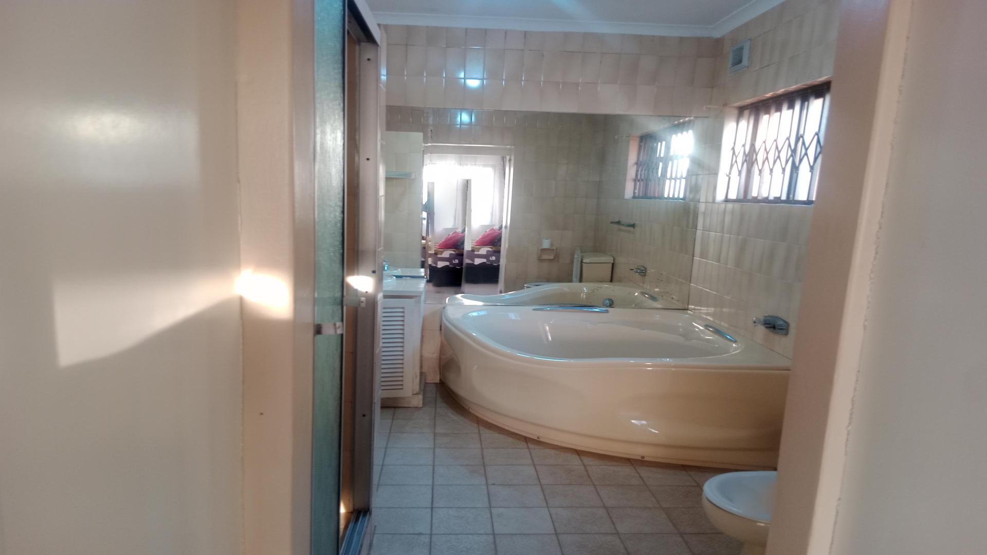 Bathroom 2 of property in Bluff