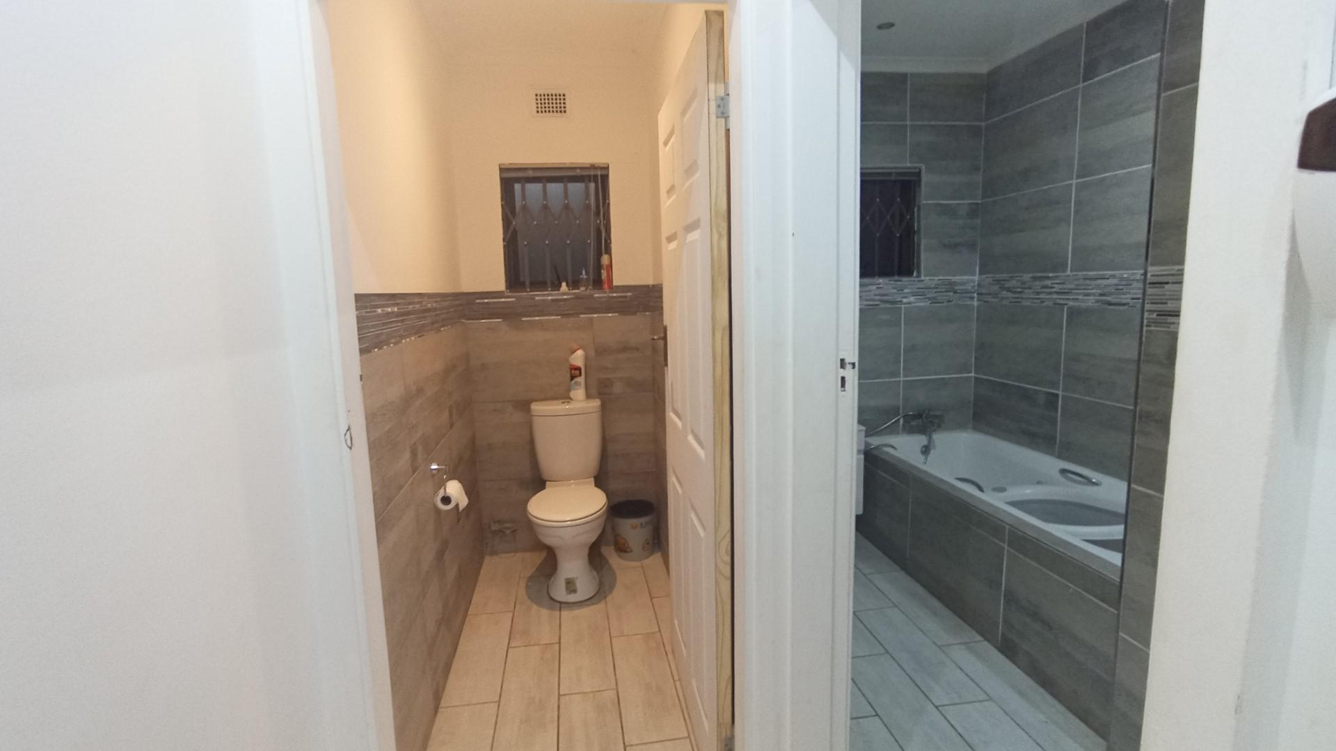 Bathroom 1 - 14 square meters of property in Bluff
