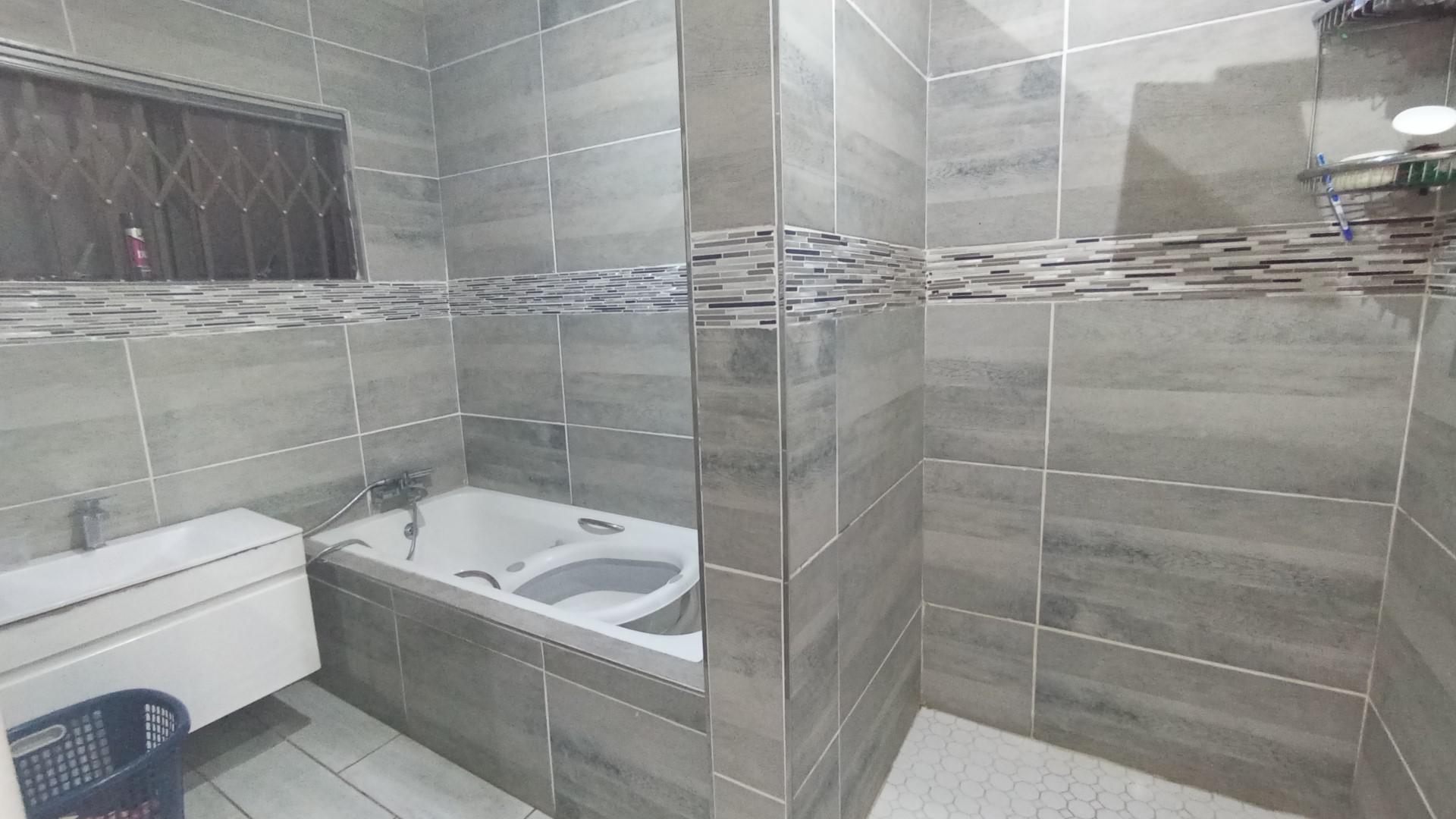 Bathroom 1 - 14 square meters of property in Bluff