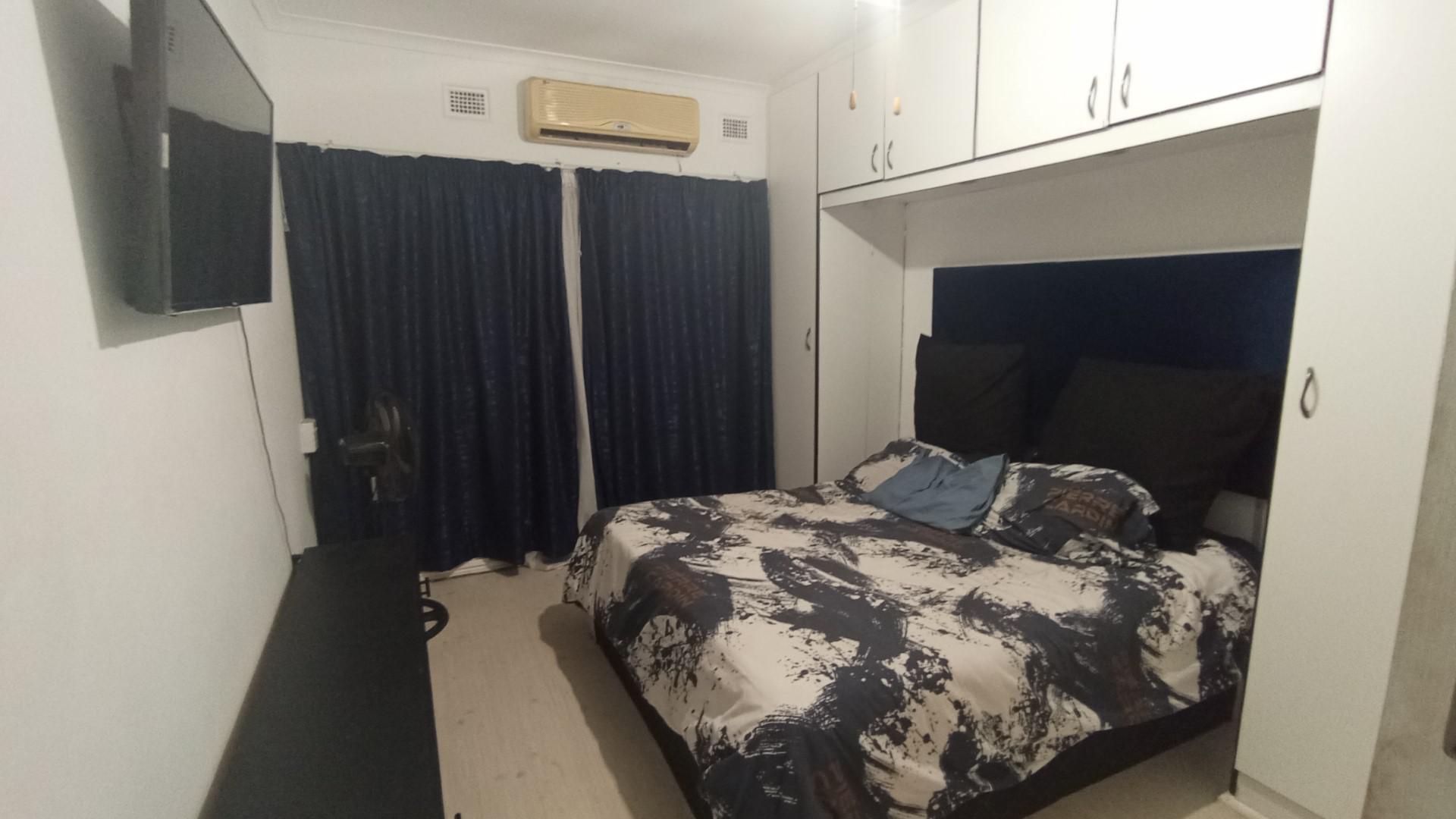 Bed Room 1 - 25 square meters of property in Bluff