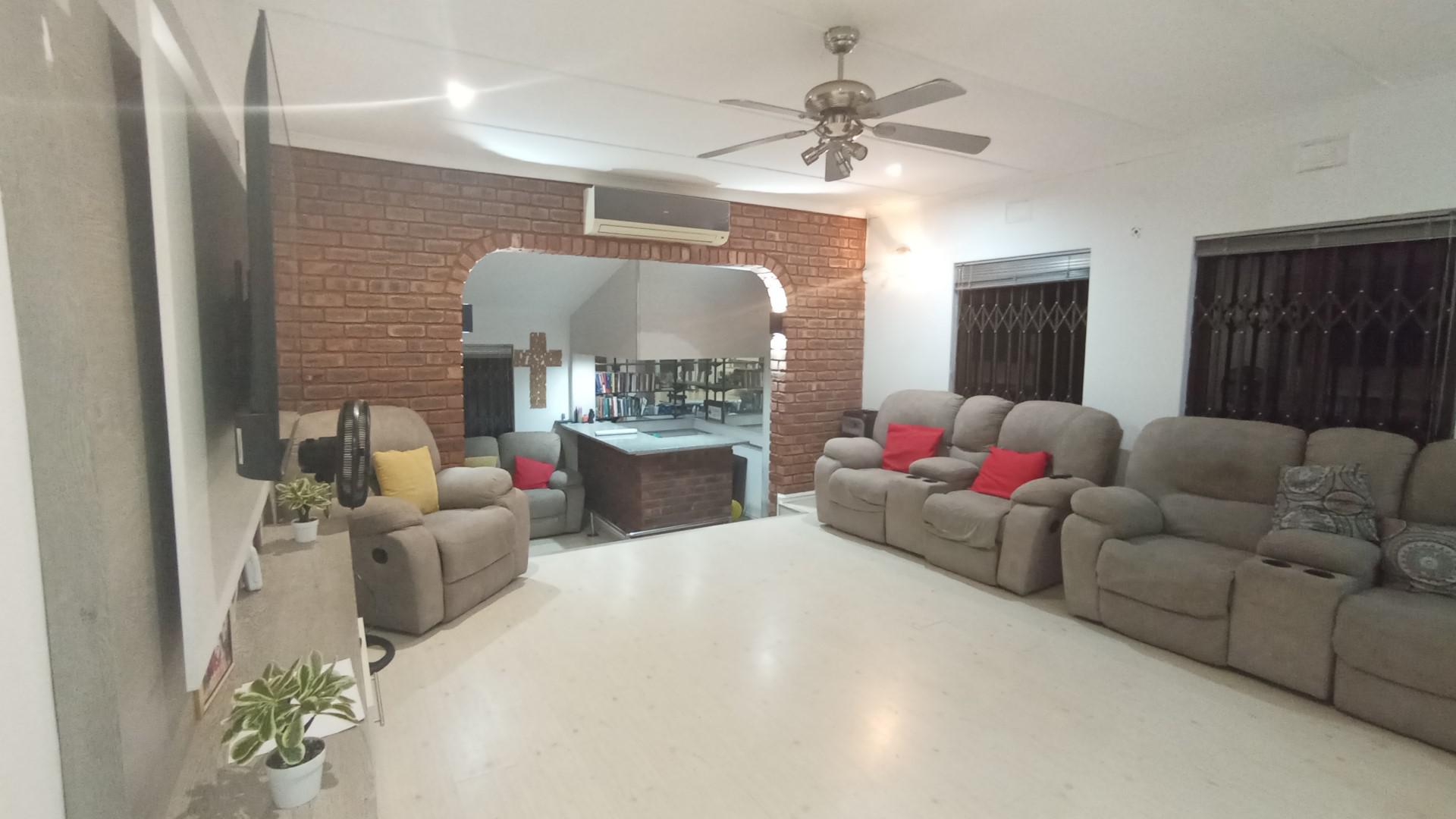 Dining Room - 18 square meters of property in Bluff