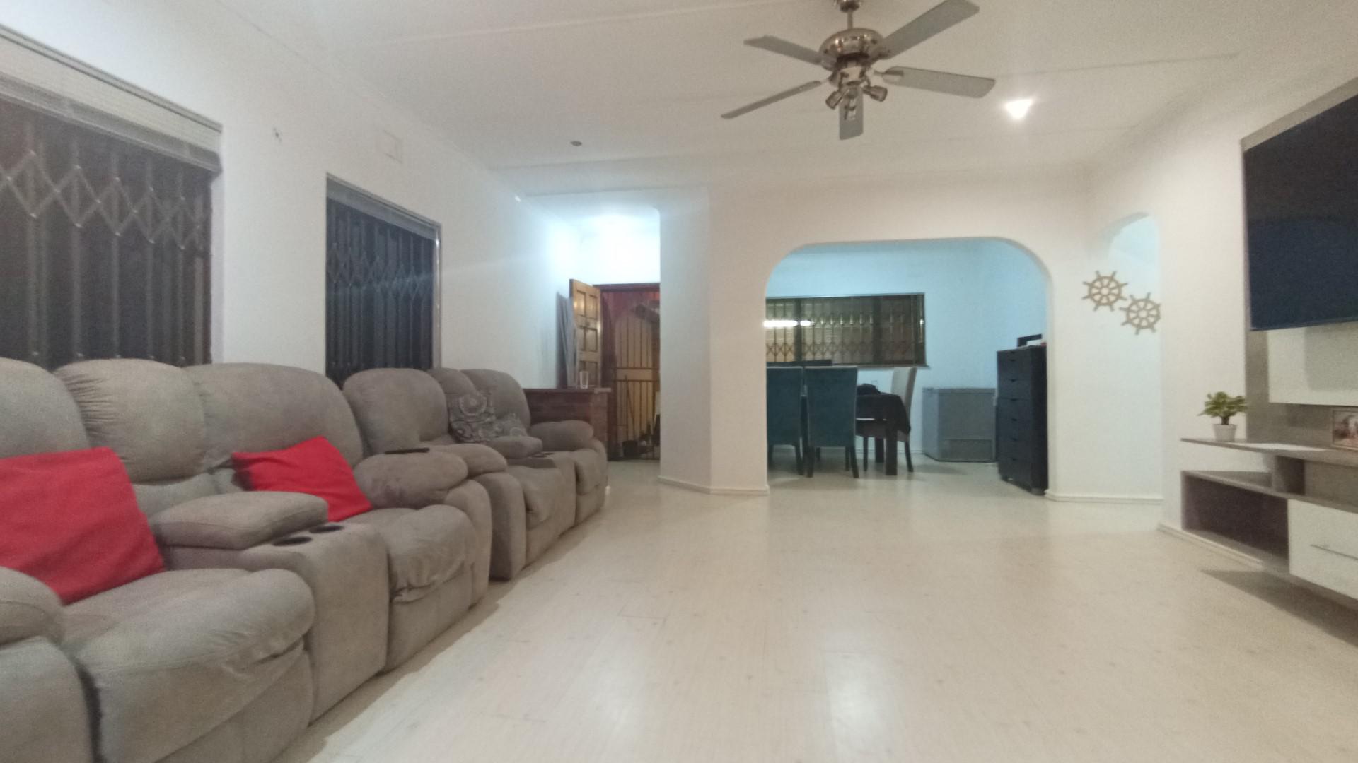 Dining Room - 18 square meters of property in Bluff