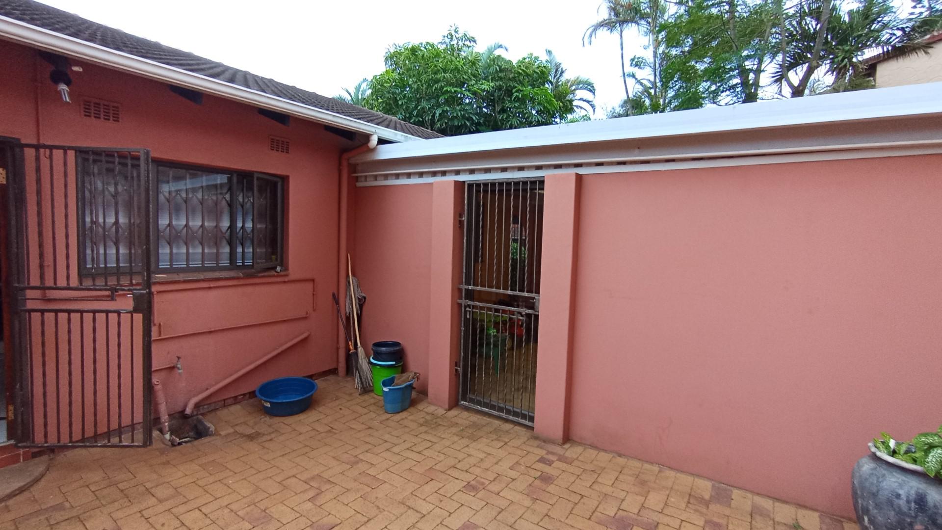 Front View of property in Bluff