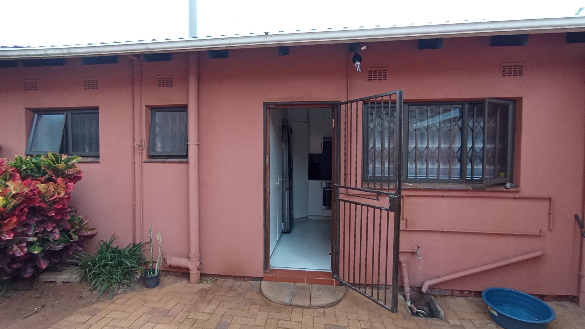 Front View of property in Bluff