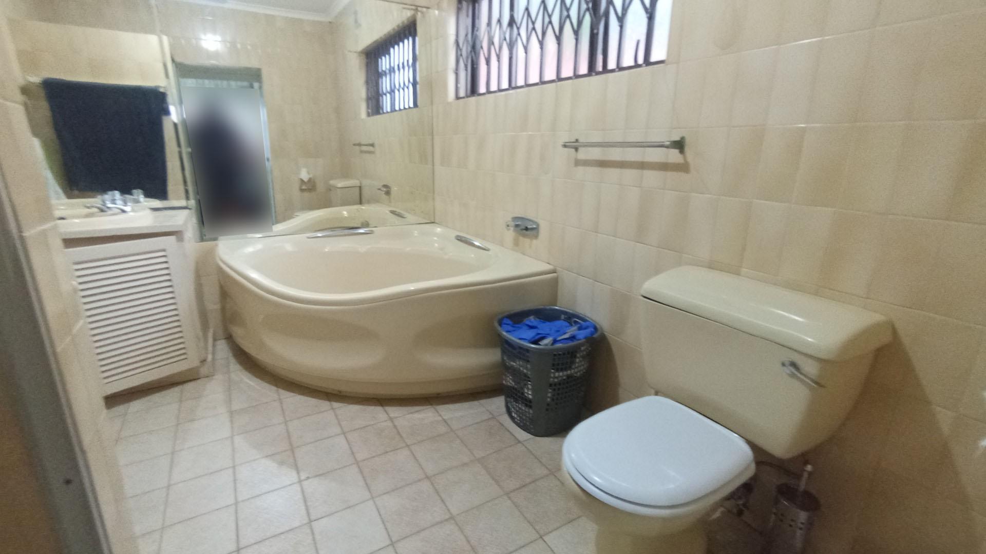 Main Bathroom of property in Bluff