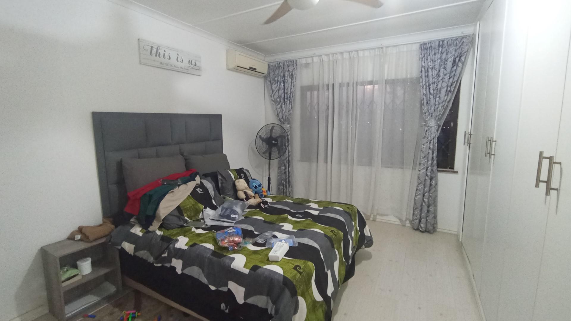 Main Bedroom of property in Bluff